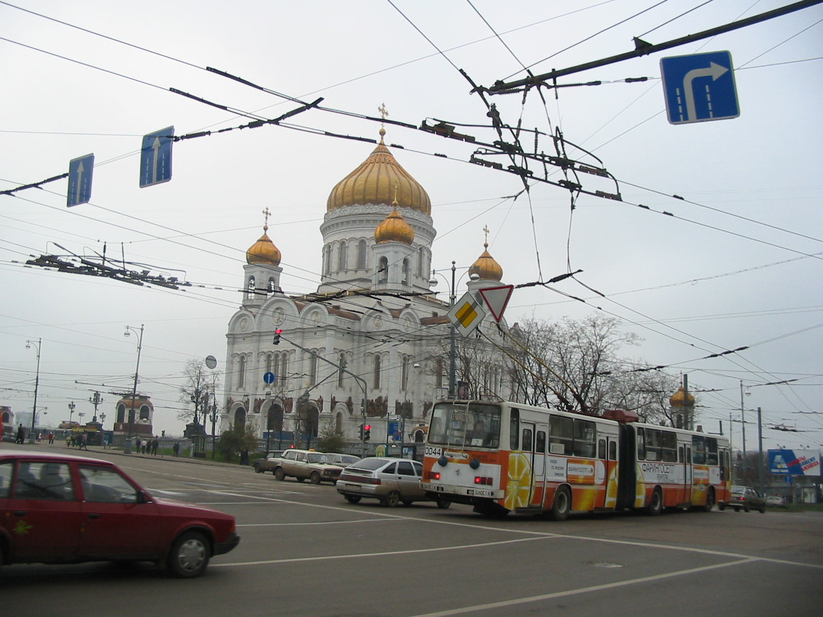 Троллейбус СВАРЗ-Икарус 0044 в центре у метро Кропоткинская