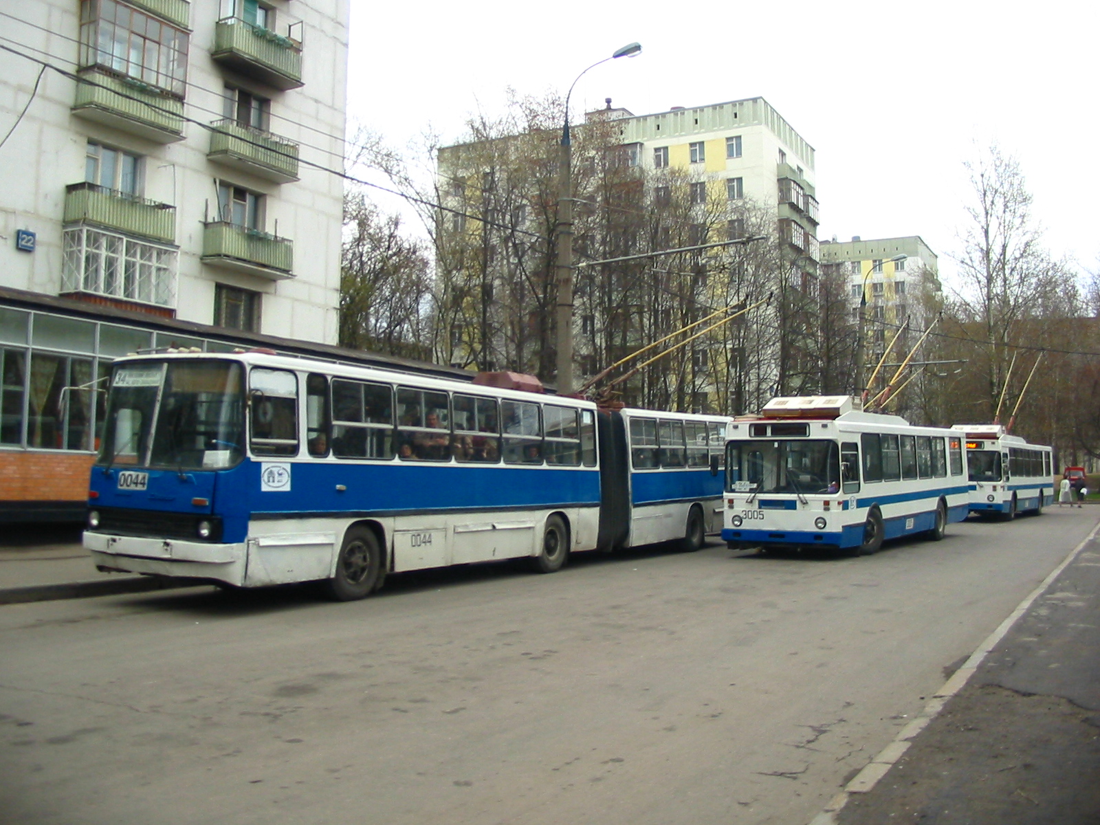 Троллейбус СВАРЗ-Икарус 0044, Конечная Улица Кравченко, отстой посреди маршрута 34