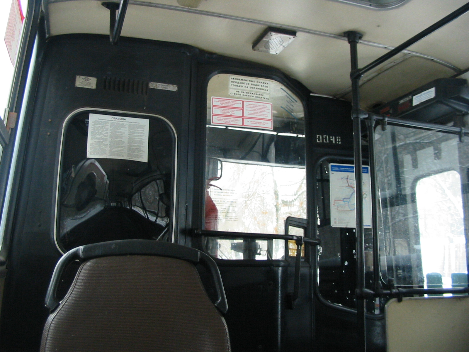 Троллейбус СВАРЗ-Икарус 0048, салон, вид на кабину