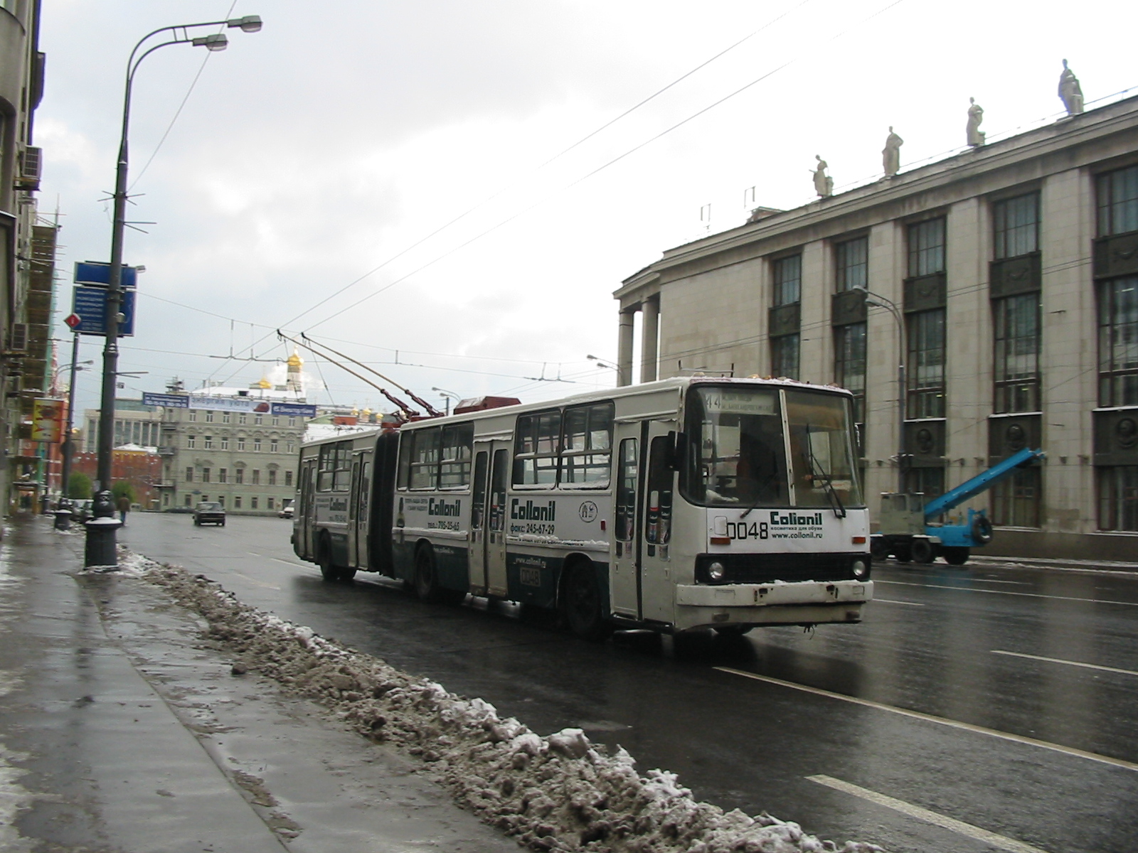 Троллейбус СВАРЗ-Икарус 0048 около Российской Государственой Библиотеки