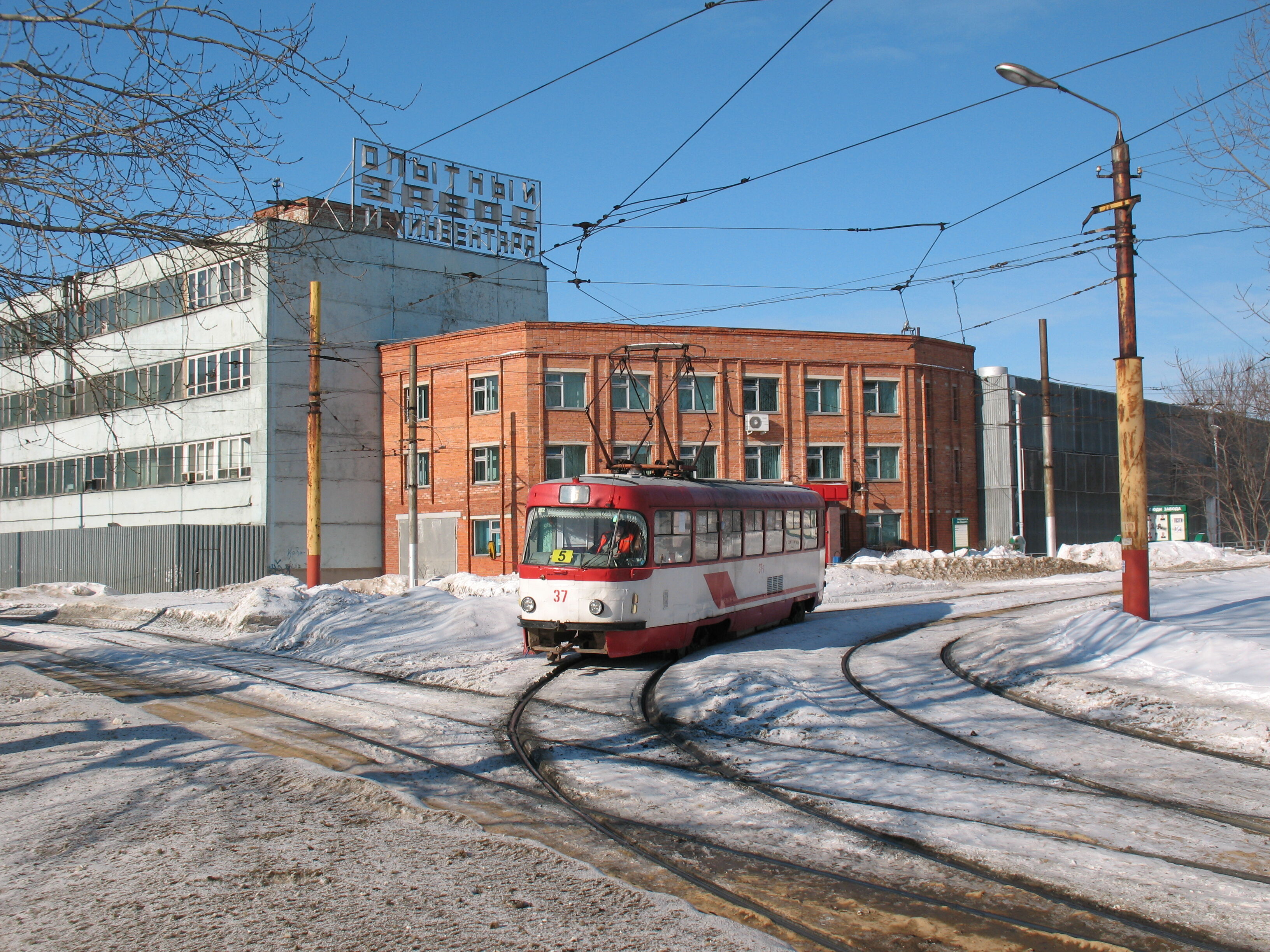 Трамвай Tatra T3 37. Опытный завод техинвентаря у вокзала Тула, выпускал санки

