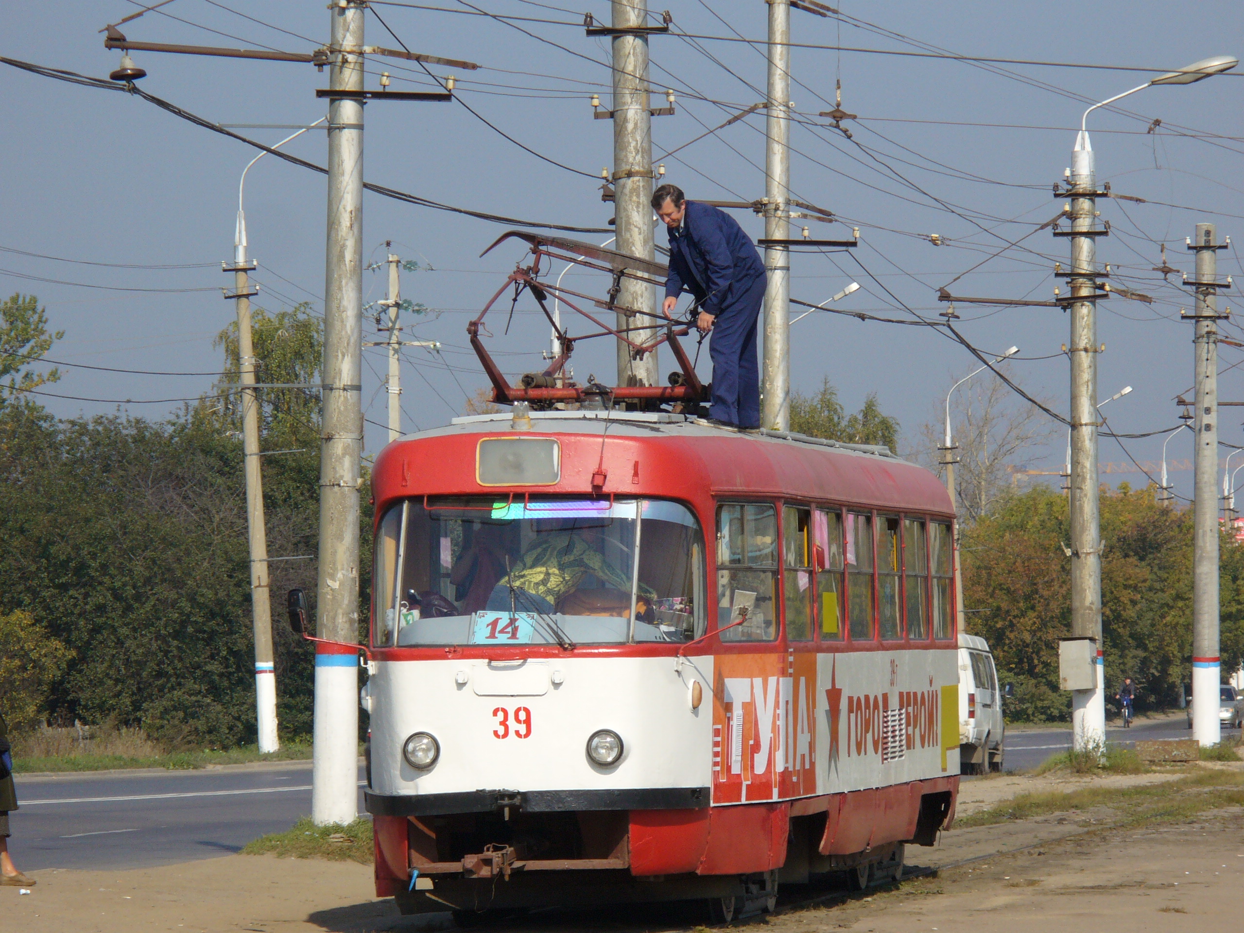 Трамвай Tatra T3 39, ремонтник залез на крышу и чинит пантограф