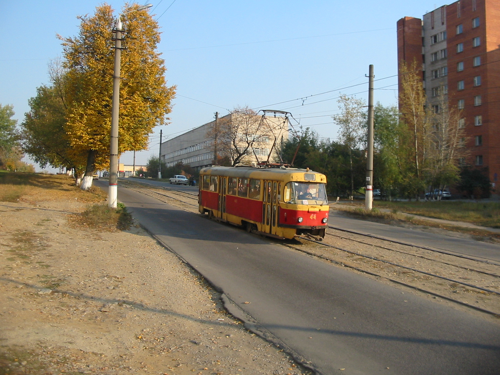 Трамвай Tatra T3 44 на уклоне у кольца Улица Штыковая