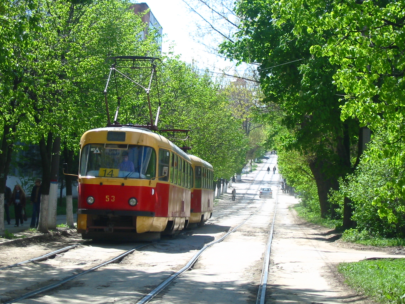 Трамвай Tatra T3 №53 14 маршрута на уклоне по улице Энгельса в центре