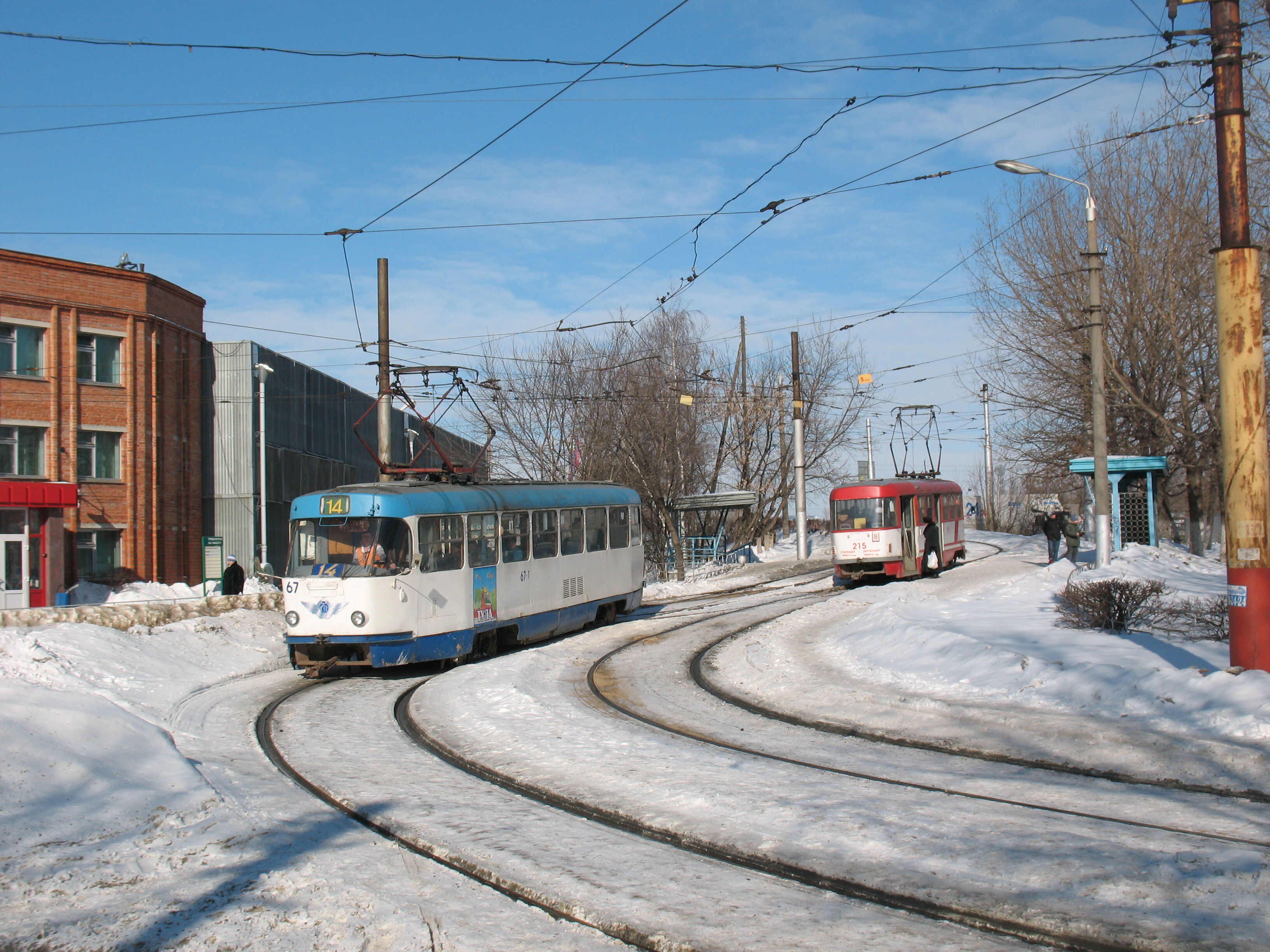 Трамвай Tatra T3 на перекрёстке в районе вокзала