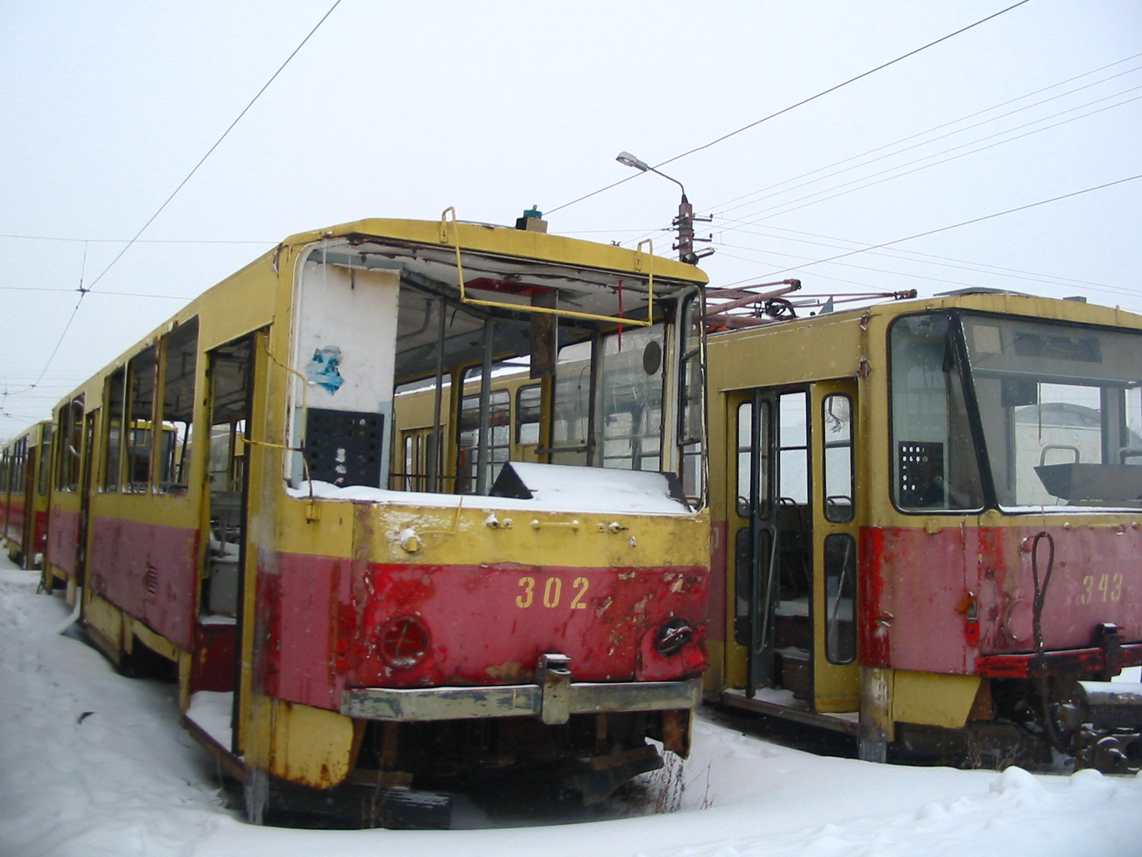 Трамвай Tatra T6B5 302 стоит разобранный на запчасти в депо №2