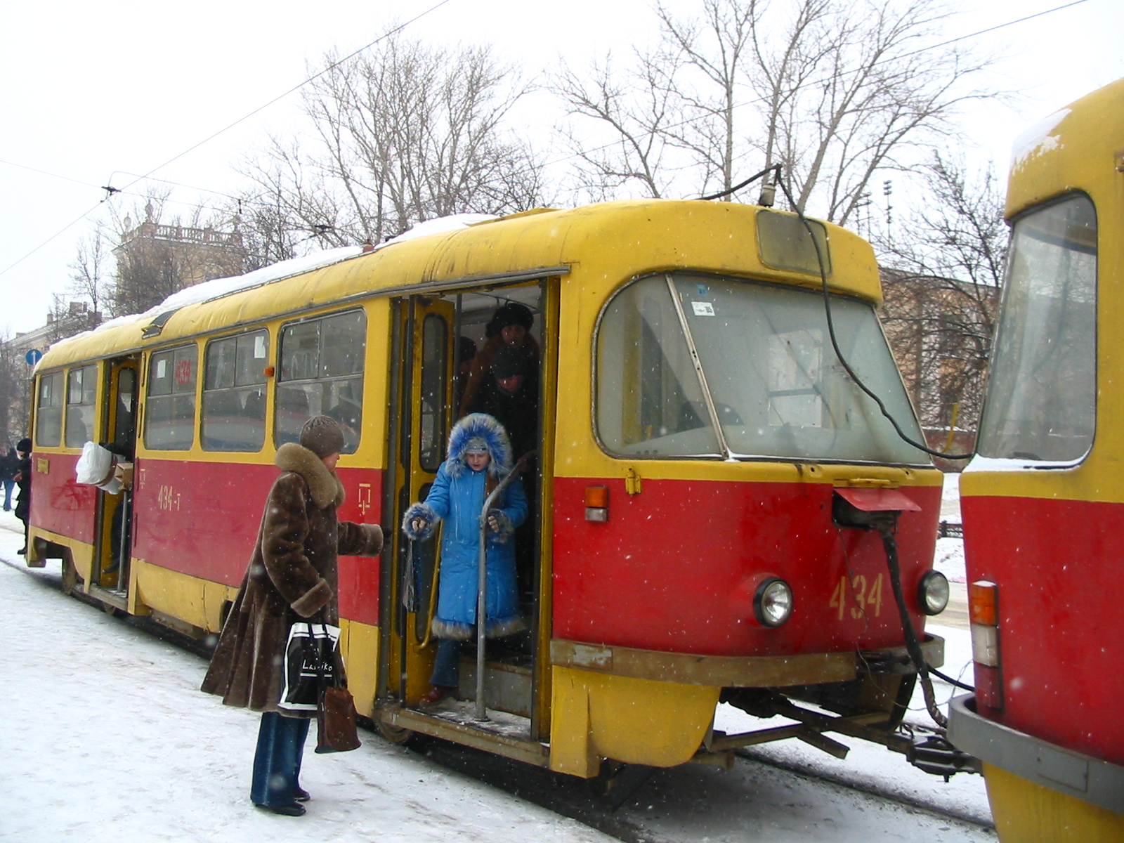 Трамвай Tatra T3SU 434, второй вагон поезда со снятым пантографом