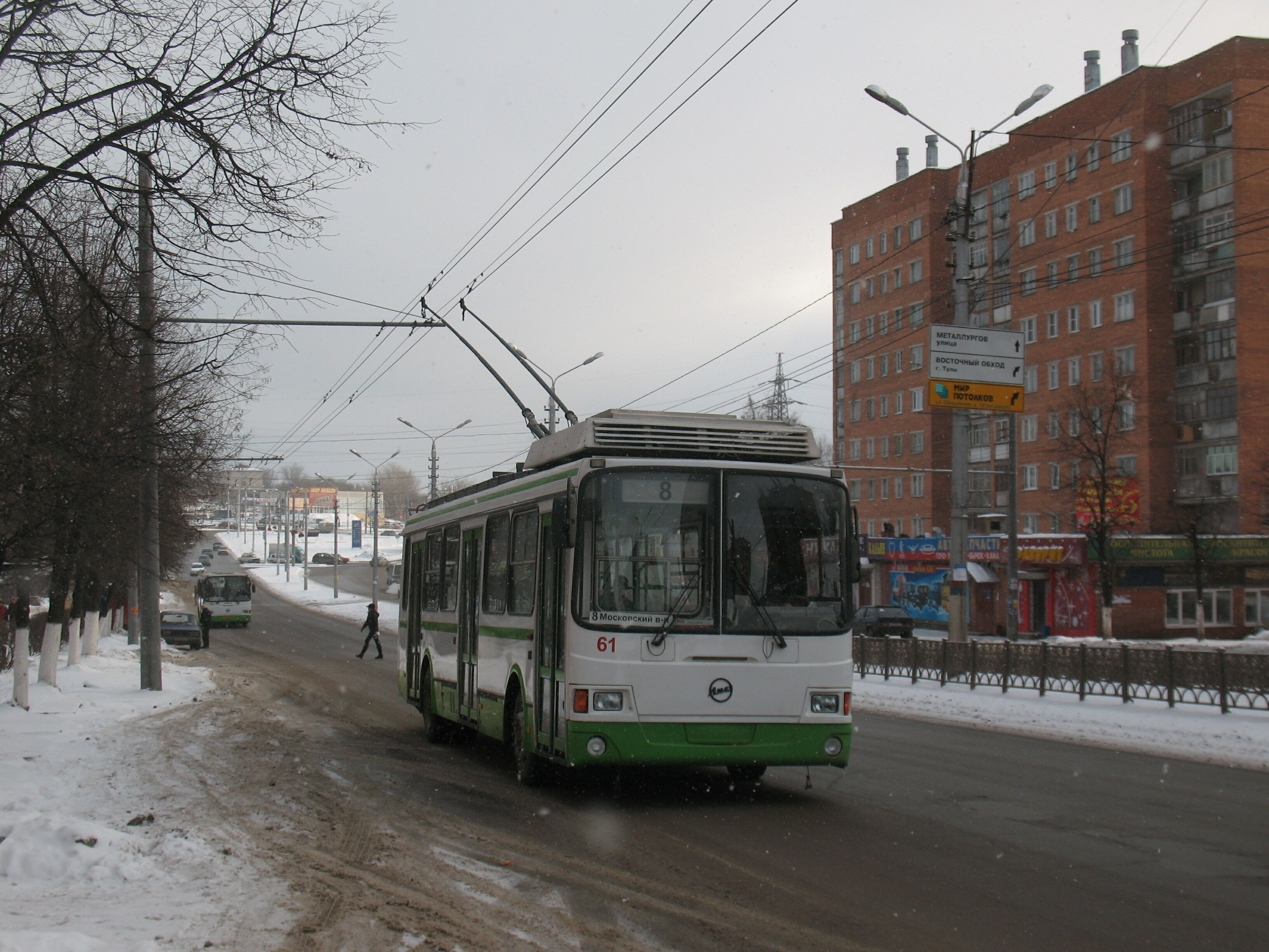 Троллейбус 61 ЛиАЗ-5280 построен в 2006. Новая троллейбусная линия к Ложевой улице, работавшая в 2010-х годах