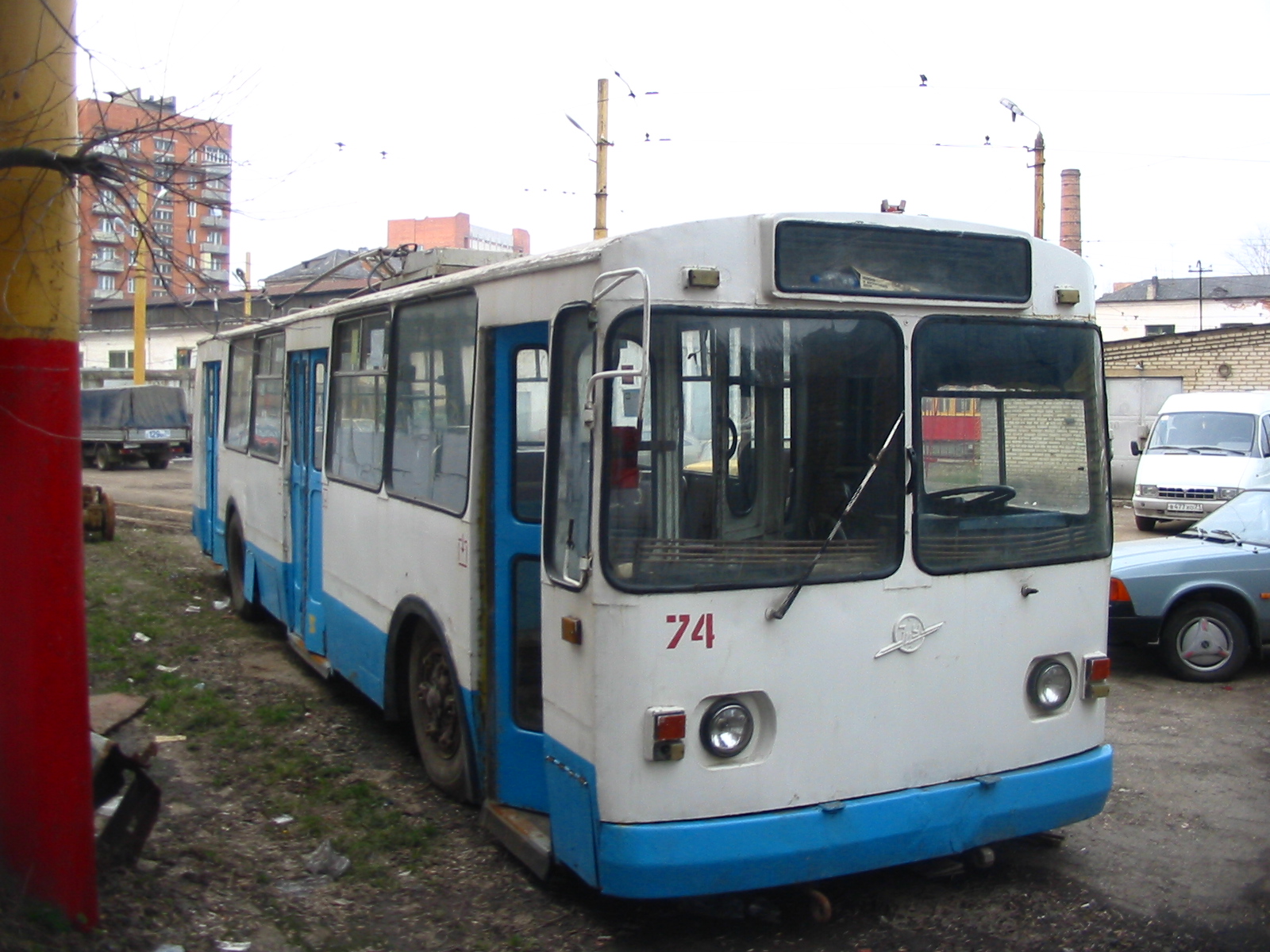 Троллейбус 74 ЗиУ-682, списан в 2004. Стоит в трамвайном ремонтном предприятии