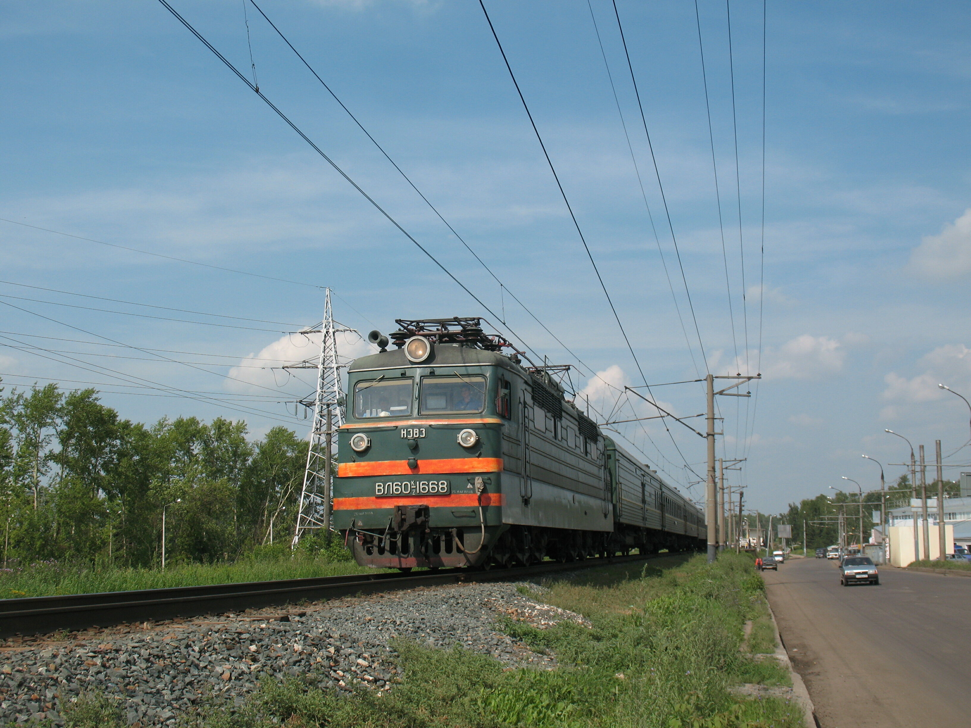 Электровоз ВЛ60К-1668 с пассажирским поездом