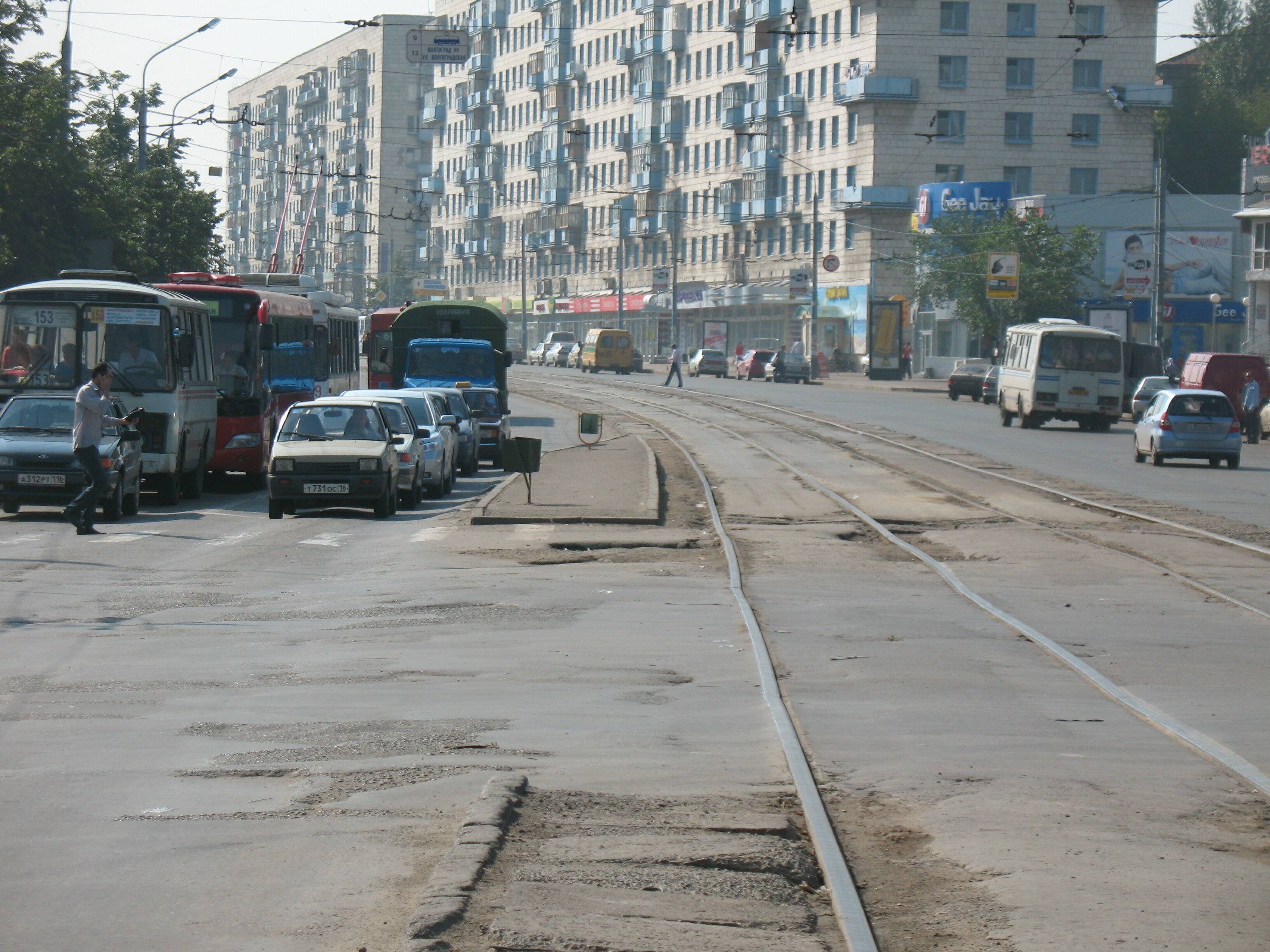Улица Декабристов. Трамвайная линия будет переложена на боковую улицу через несколько лет