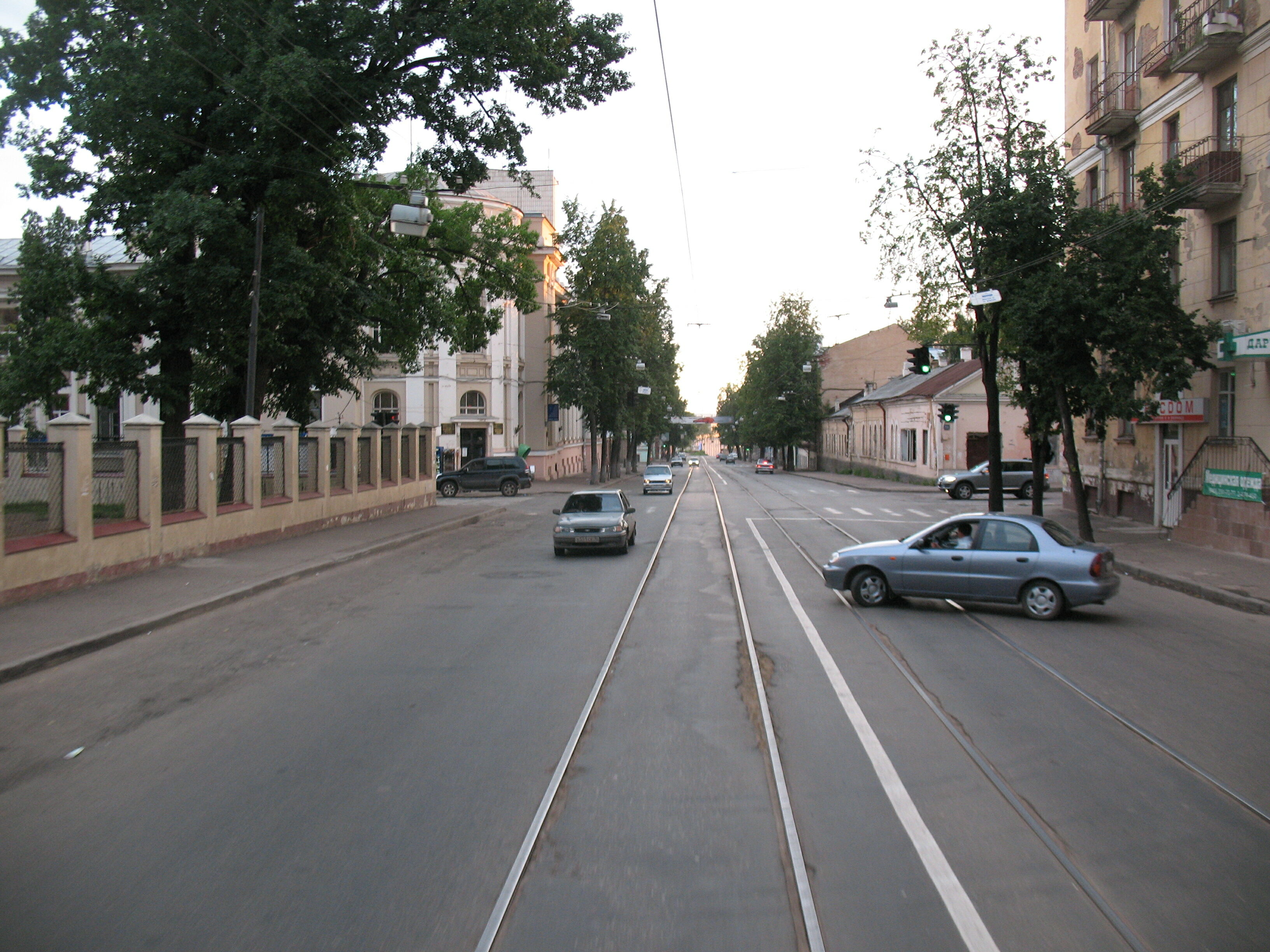 Трамвайная линия на улице Бутлерова из открытого заднего окна трамвая РВЗ-6, вид на запад
