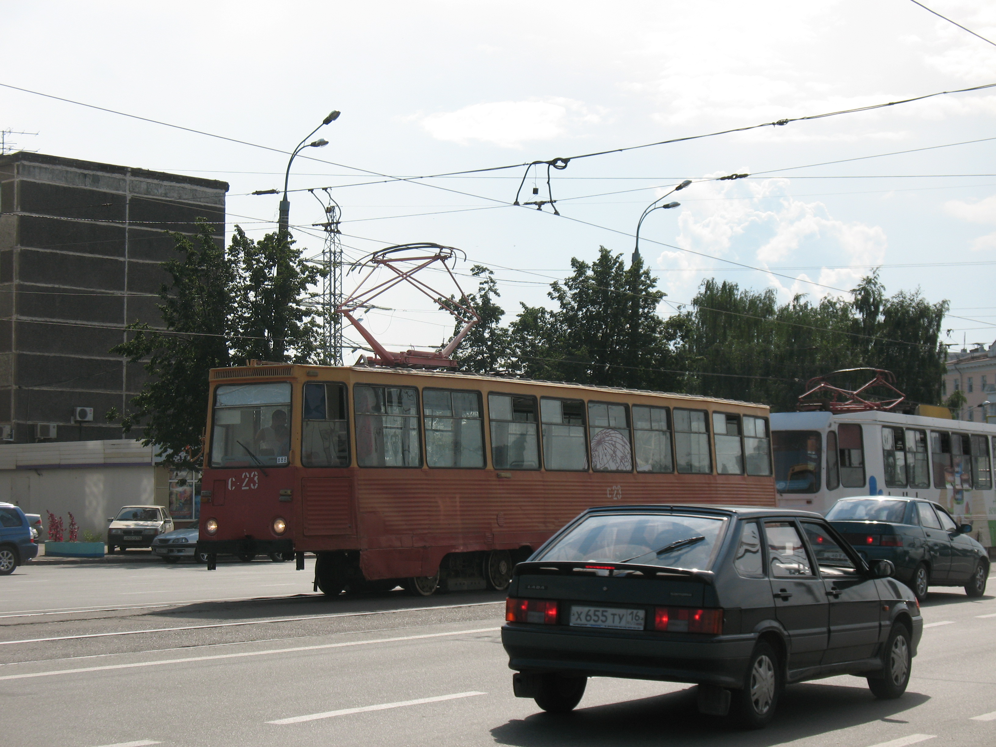 Служебный трамвай 71-605 C-23 буксирует сломанный трамвай ЛМ-99