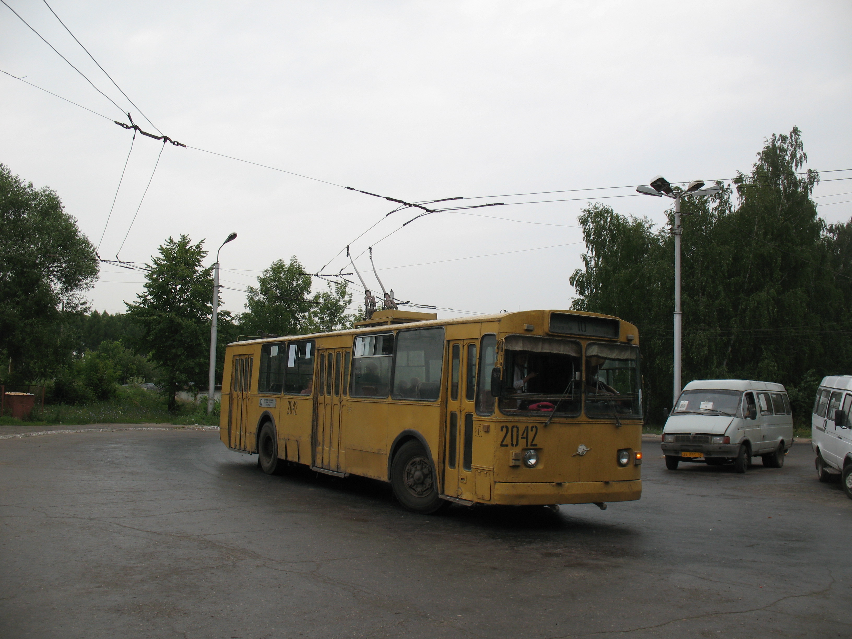 Троллейбус ЗиУ-682Г 2042 (1991-2014) маршрут 10