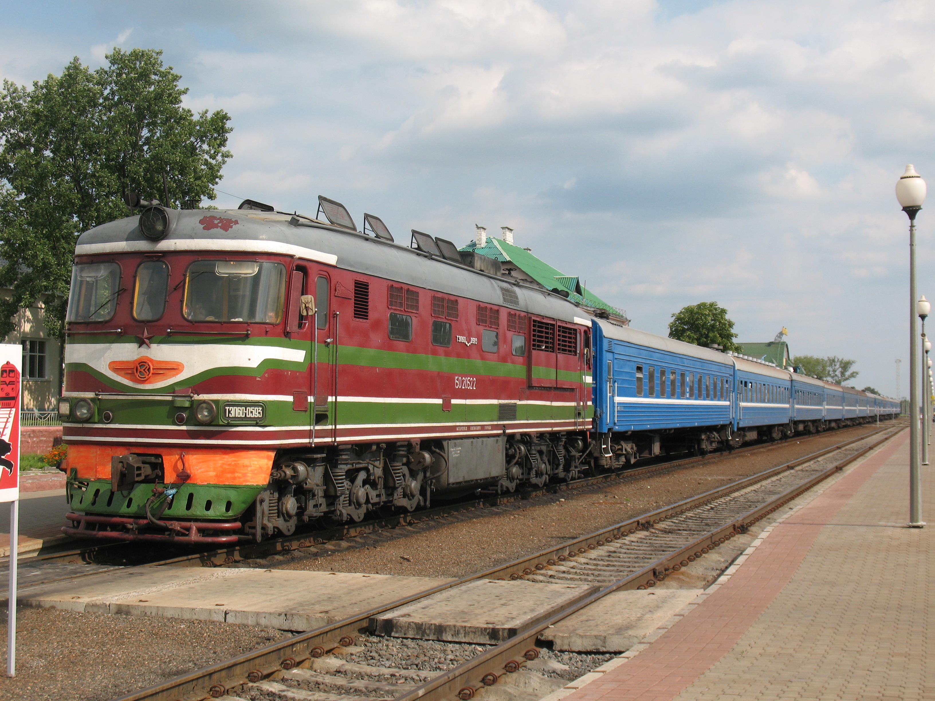 Тепловоз БЧ ТЭП60-0593 с поездом Крым - Беларусь