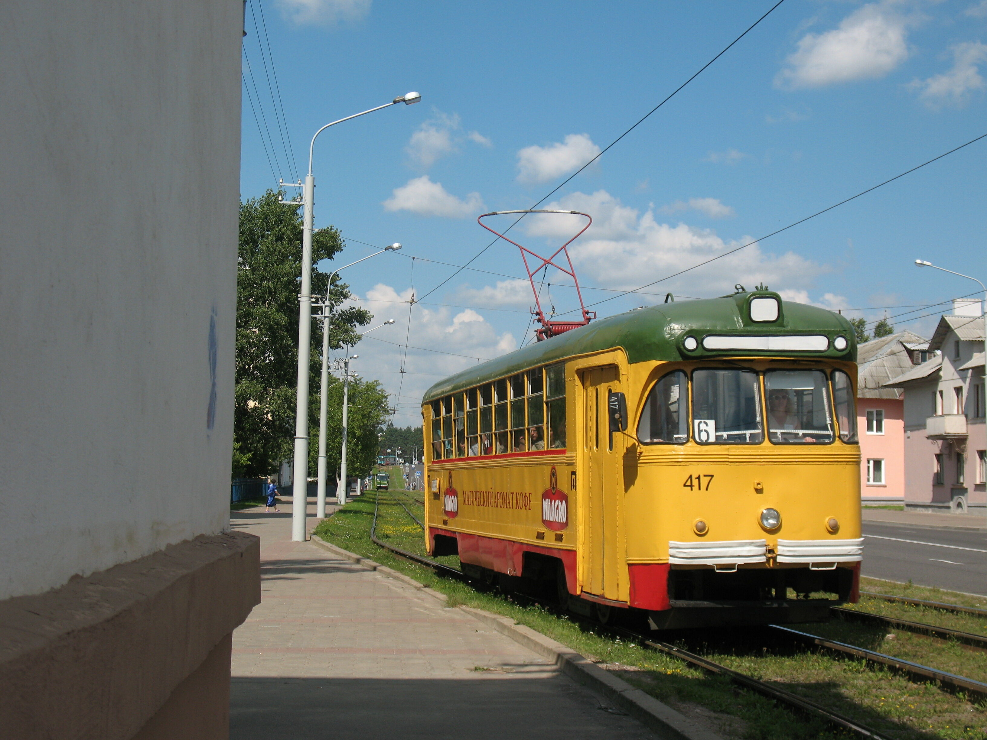 Эта линия проложена в 1980-х через уже существующий квартал 1950-х годов, есть узкое место. Трамвай РВЗ-6М2 417