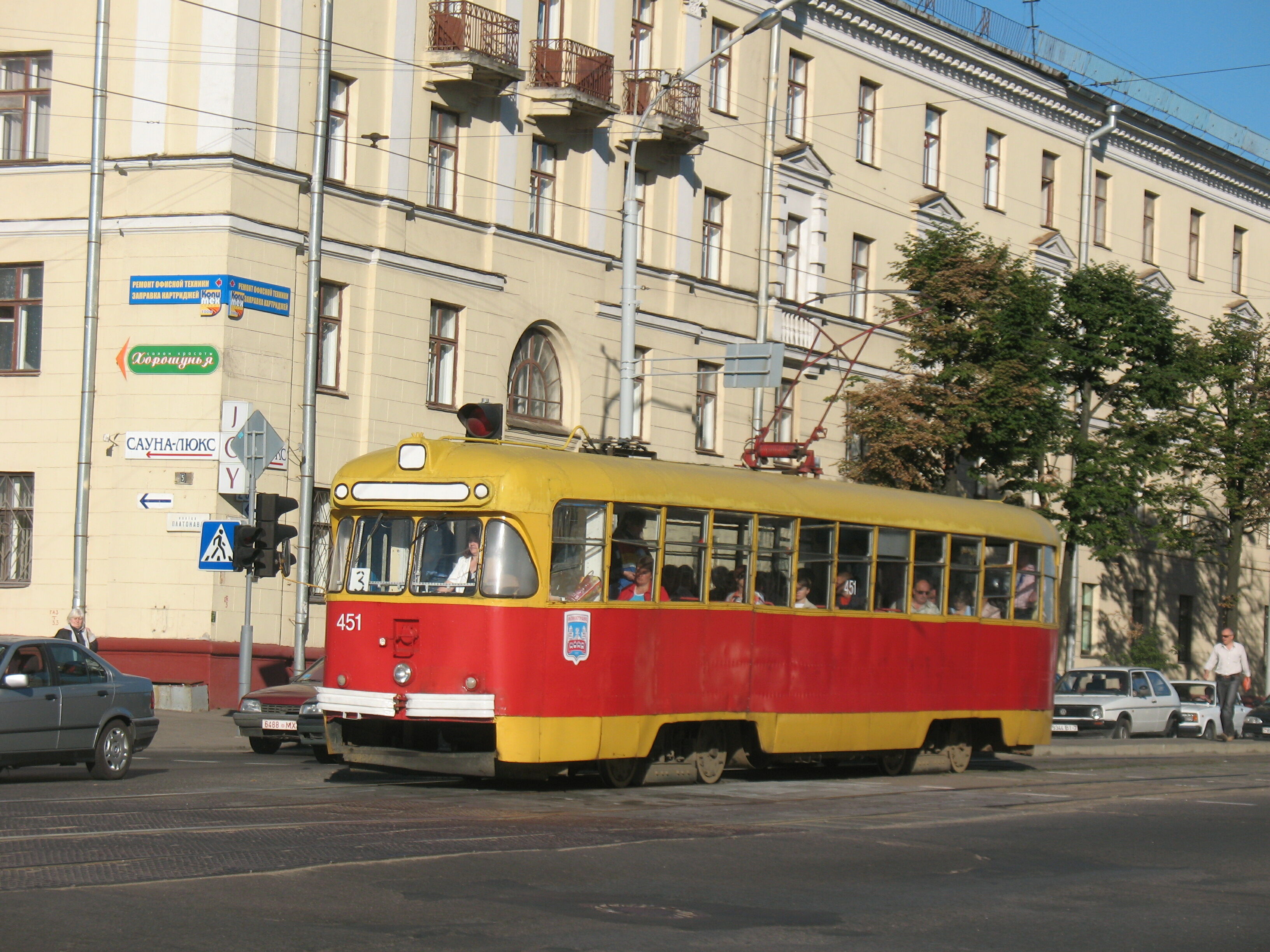 Красный трамвай РВЗ-6М2 451