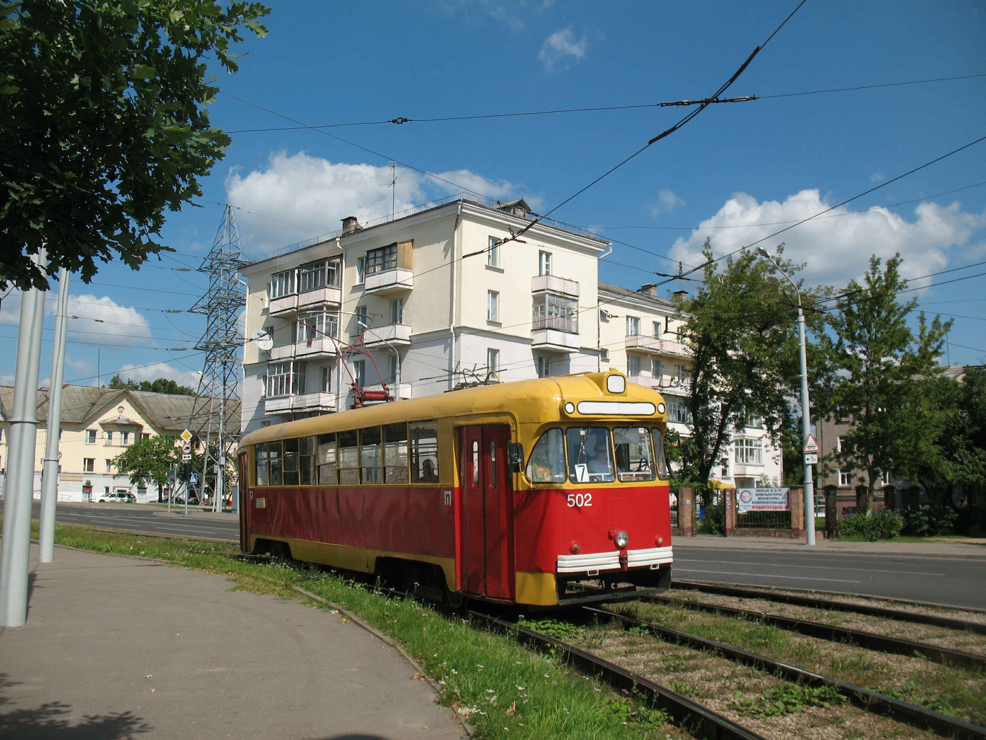 Красный трамвай РВЗ-6М2 502 7 маршрута на улице Плеханова
