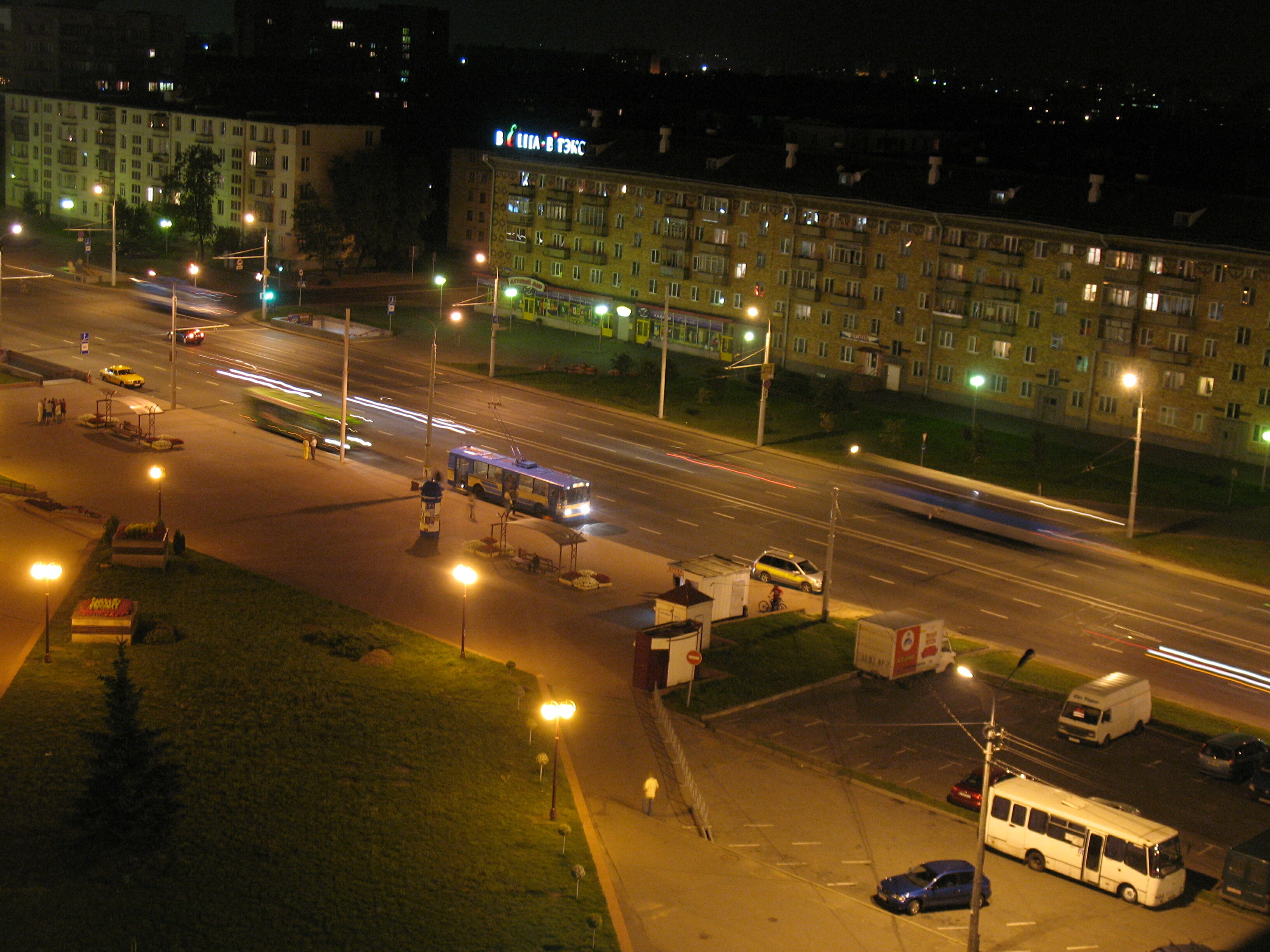 Площадь у метро Партизанская, вид из окна гостиницы Турист