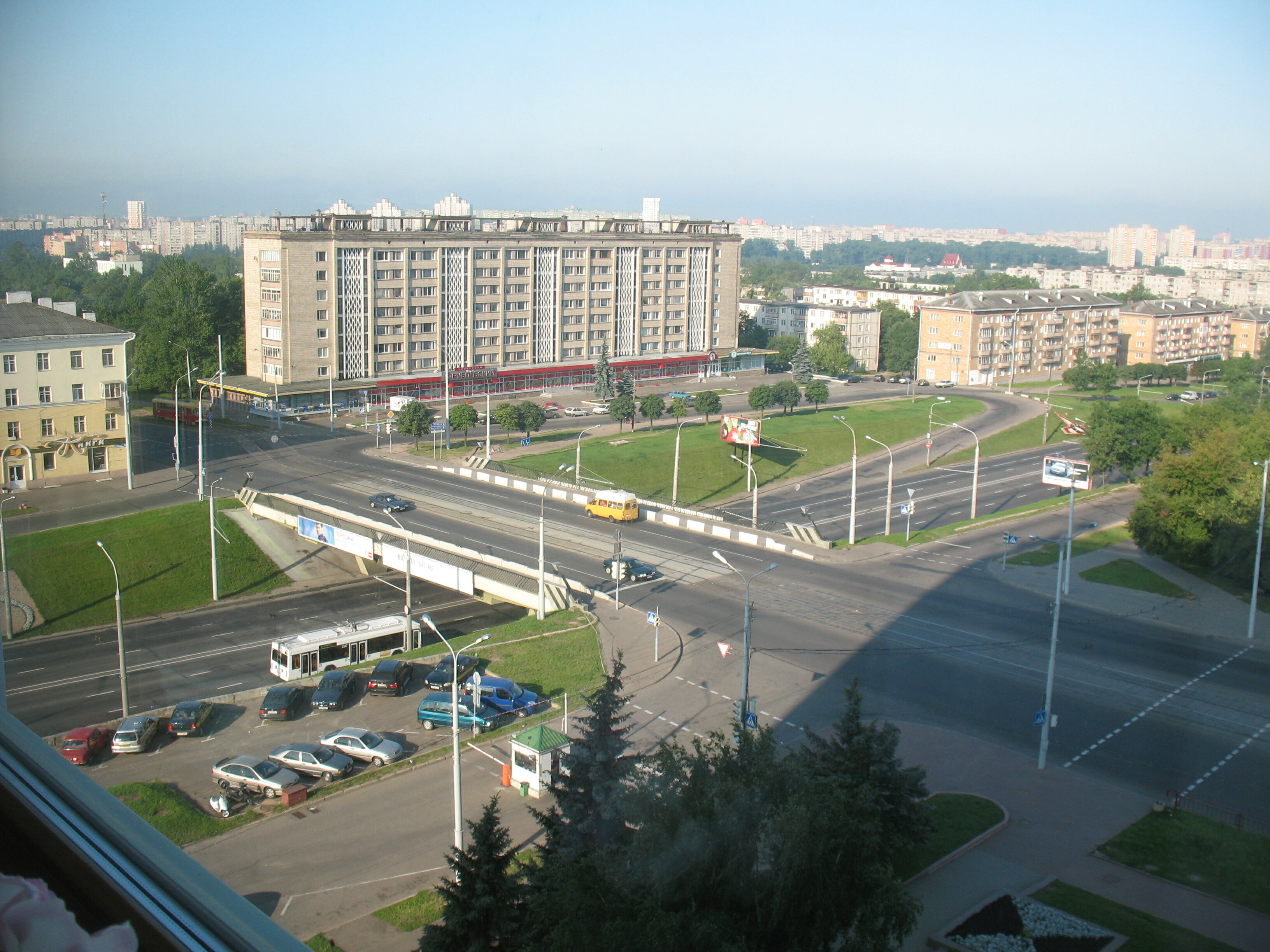 Площадь у метро Партизанская, вид из окна гостиницы Турист