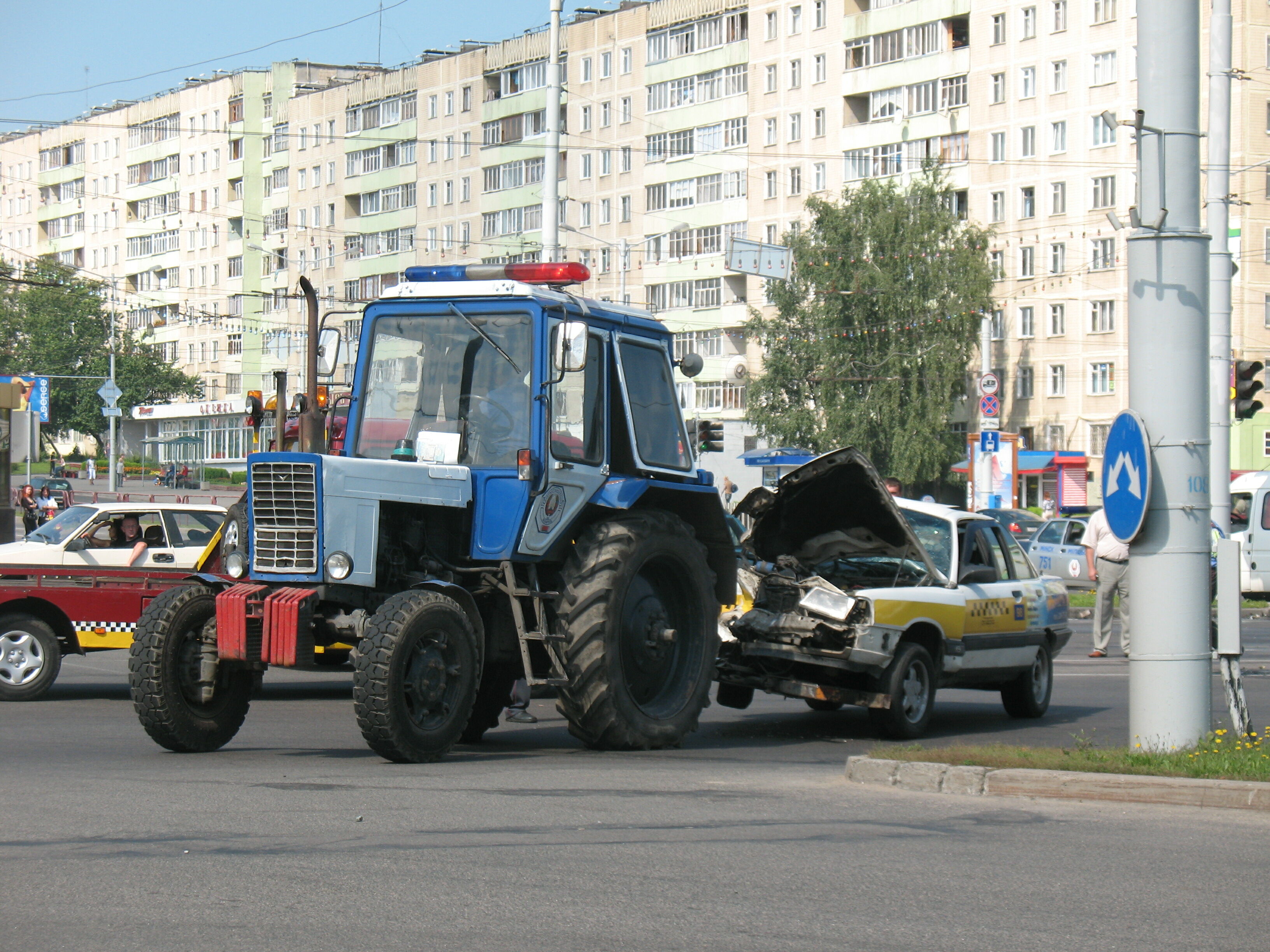 Милицейский трактор Беларус утаскивает разбитый в аварии автомобиль