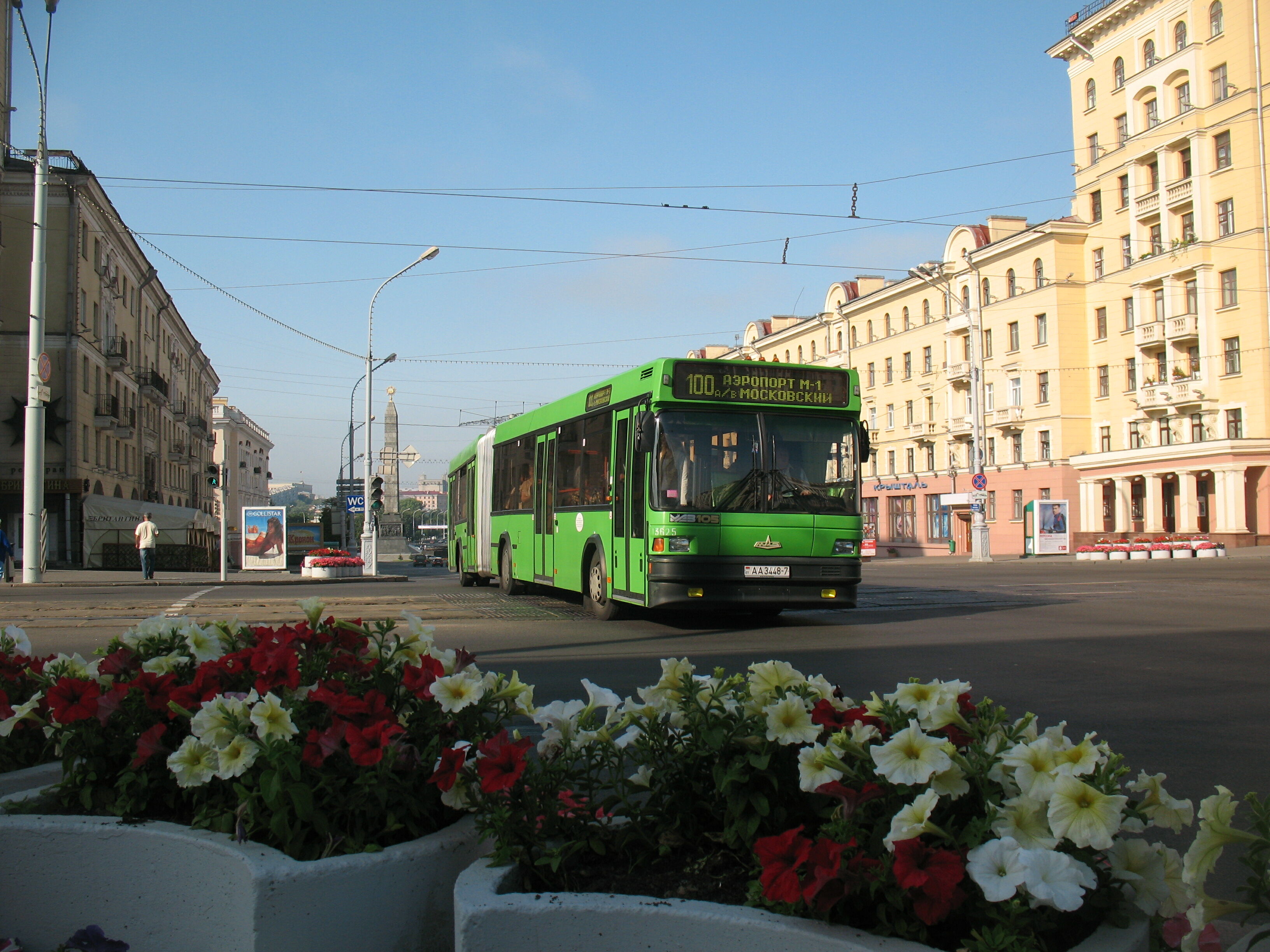 Автобус МАЗ-105 маршрута 100 на центральном проспекте Минска