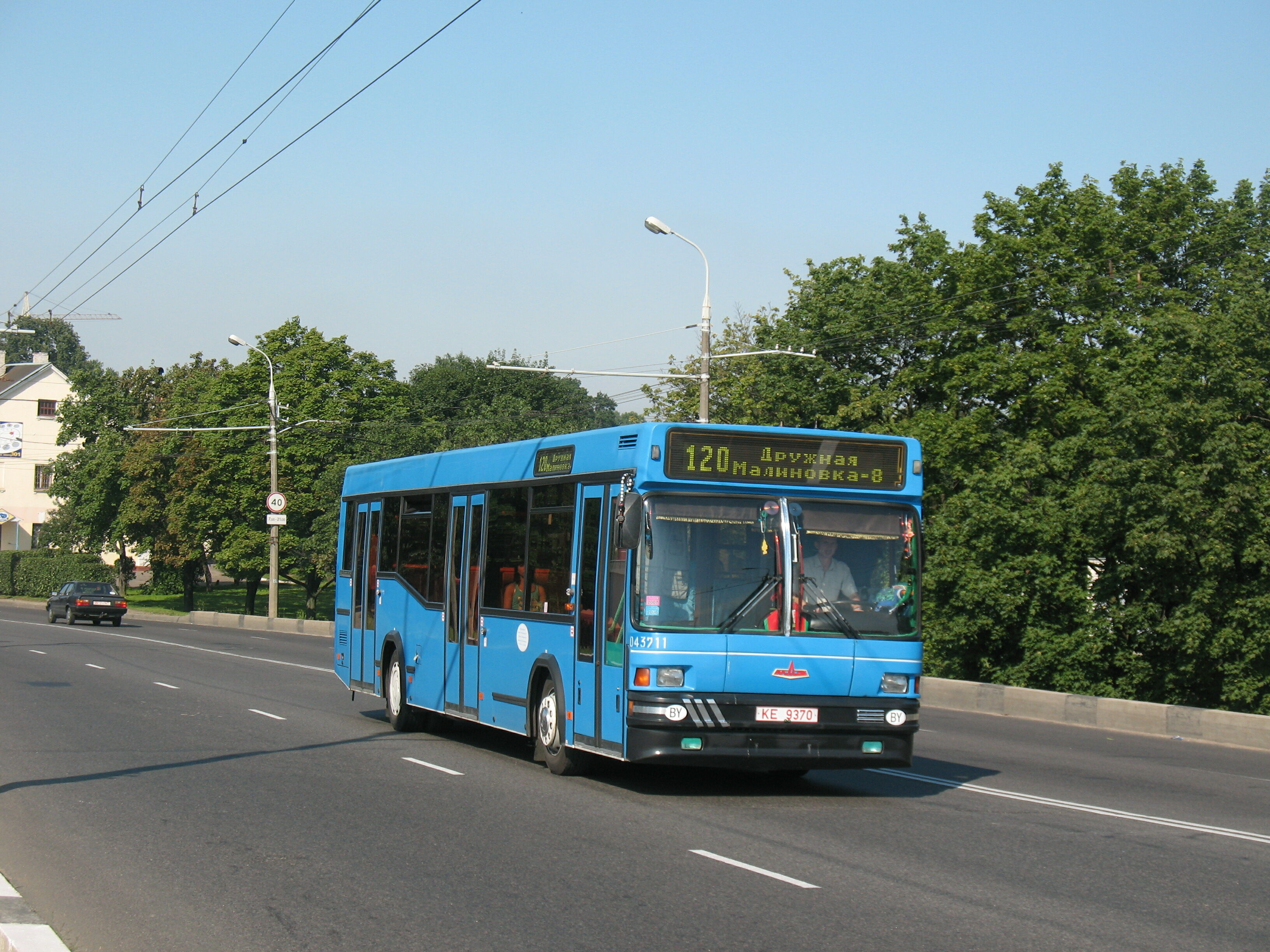 Автобус МАЗ-104 украшеный 