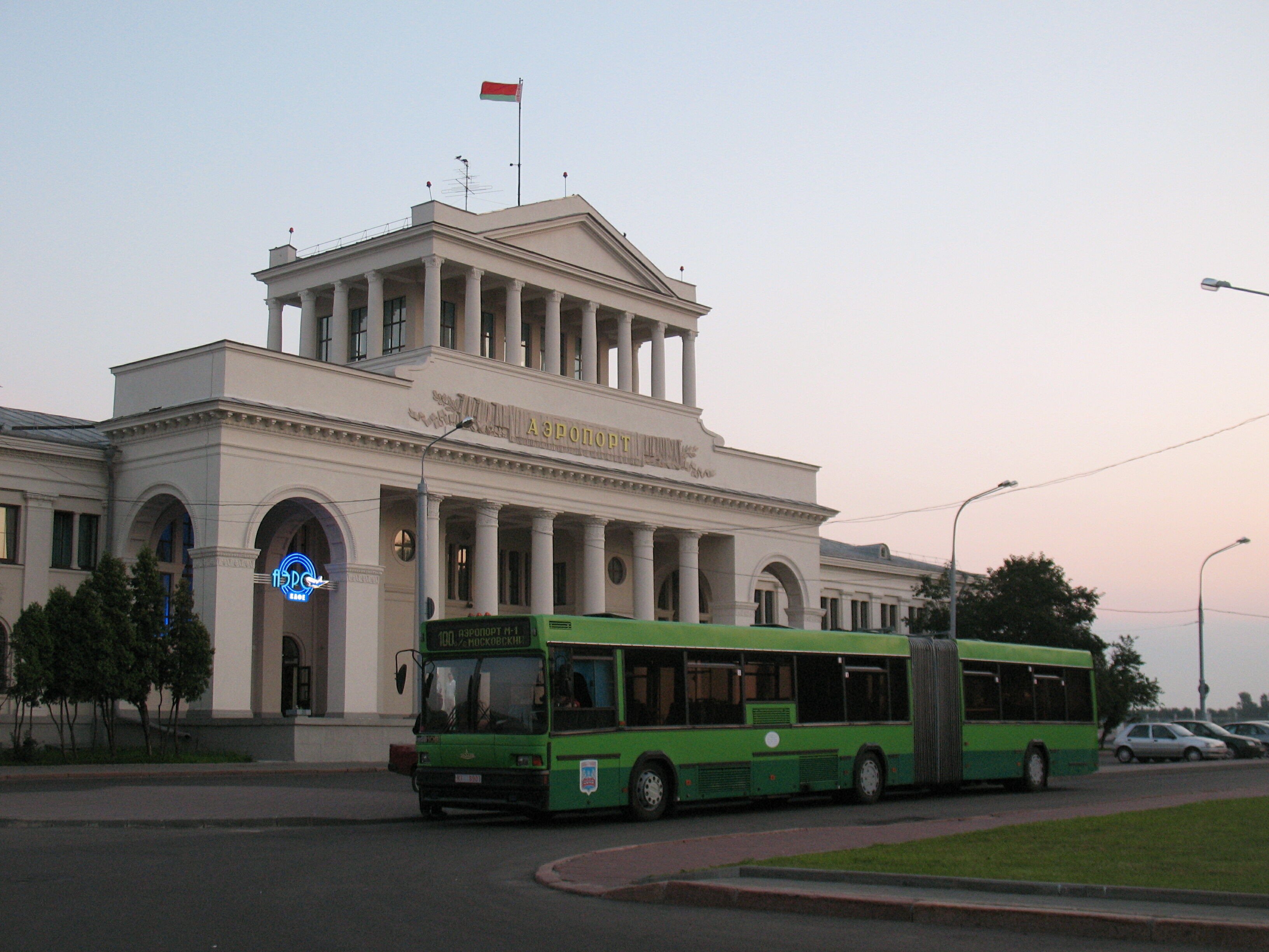 Автобус МАЗ-105 KI 8901 магистрального маршрута 100 на развороте у старого аэропорта