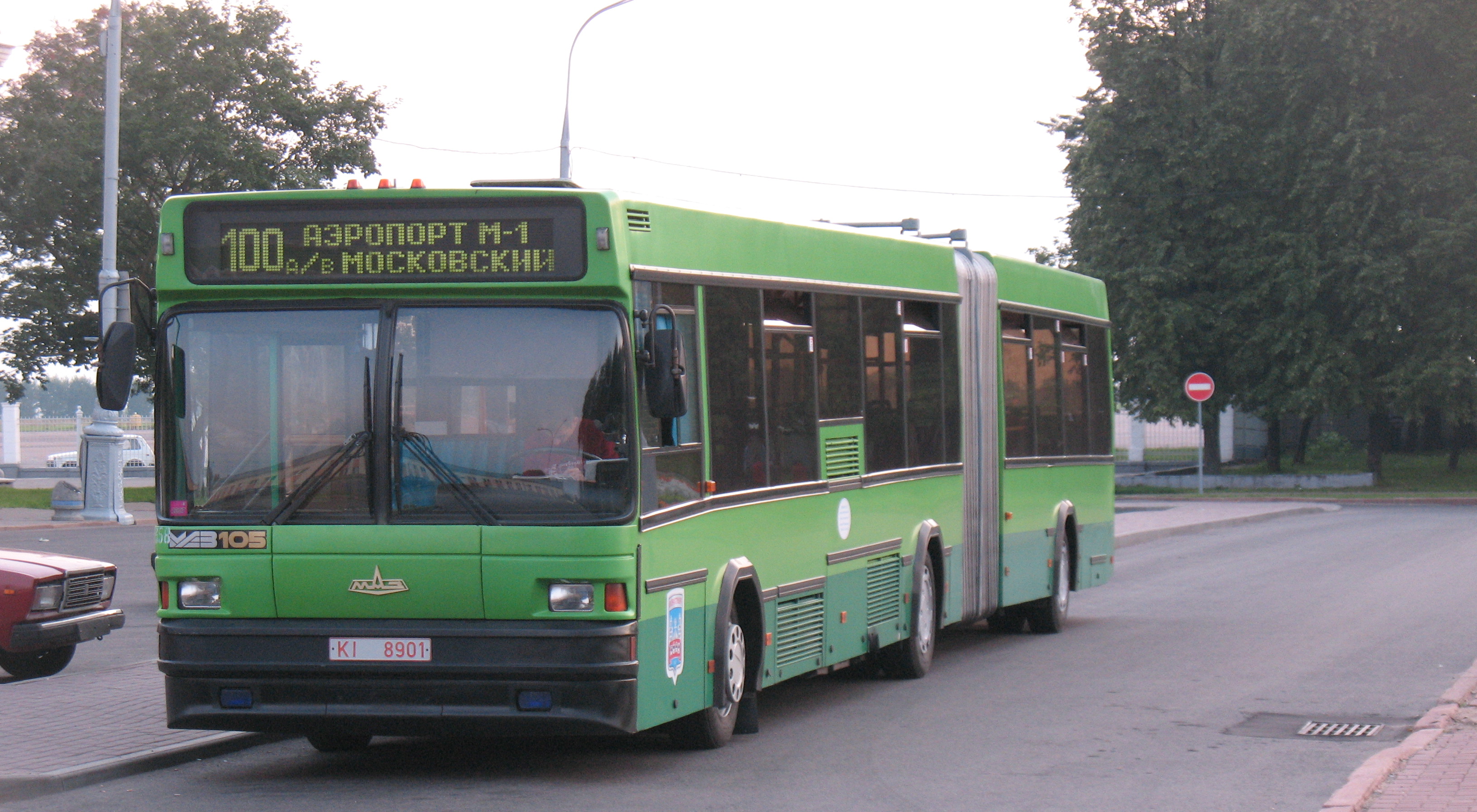 Автобус МАЗ-105 KI 8901 магистрального маршрута 100 на развороте у старого аэропорта