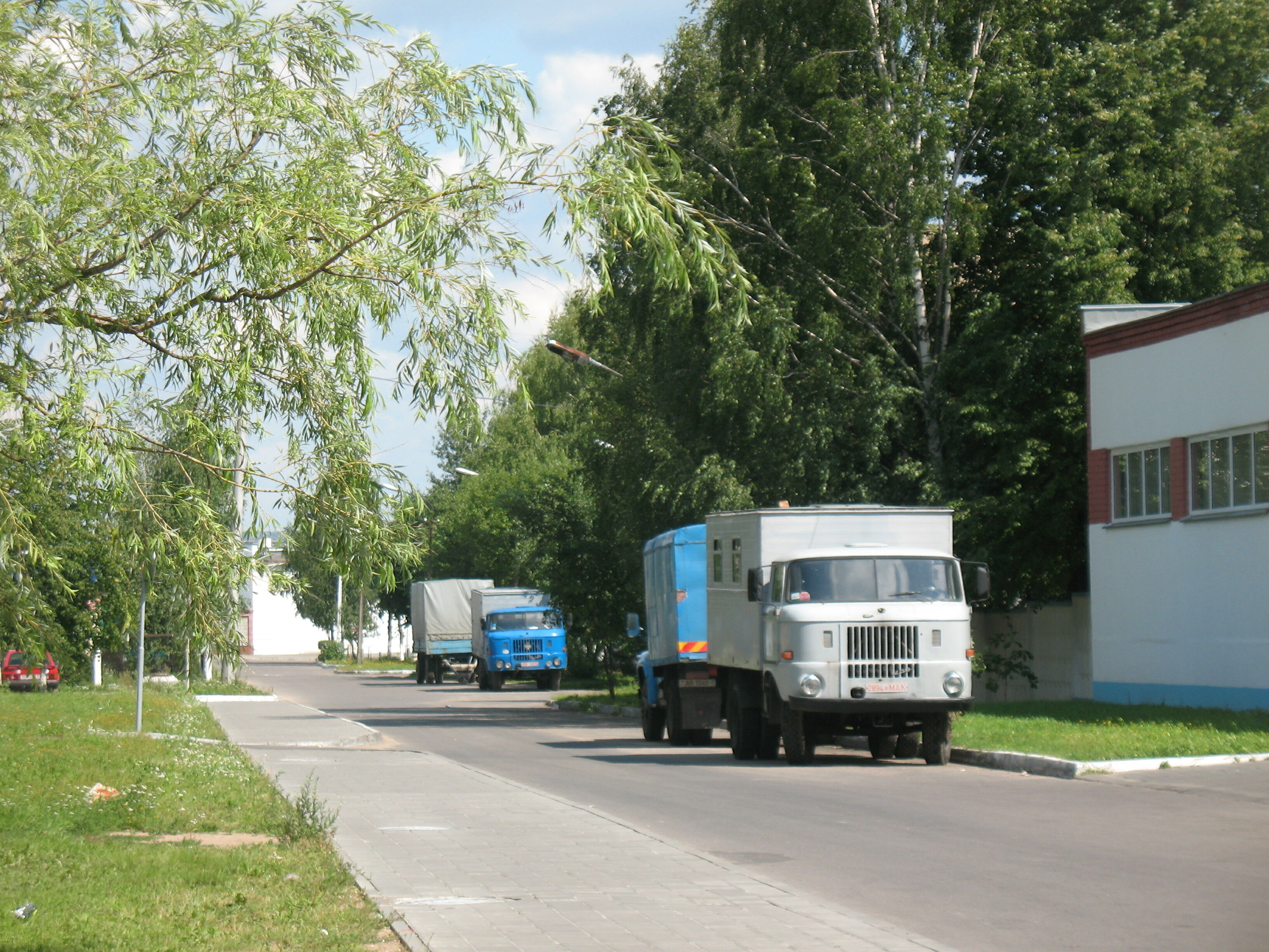 Пачка грузовиков IFA W50 стоит у Минского завода безалкогольных напитков 2894 МАК.
