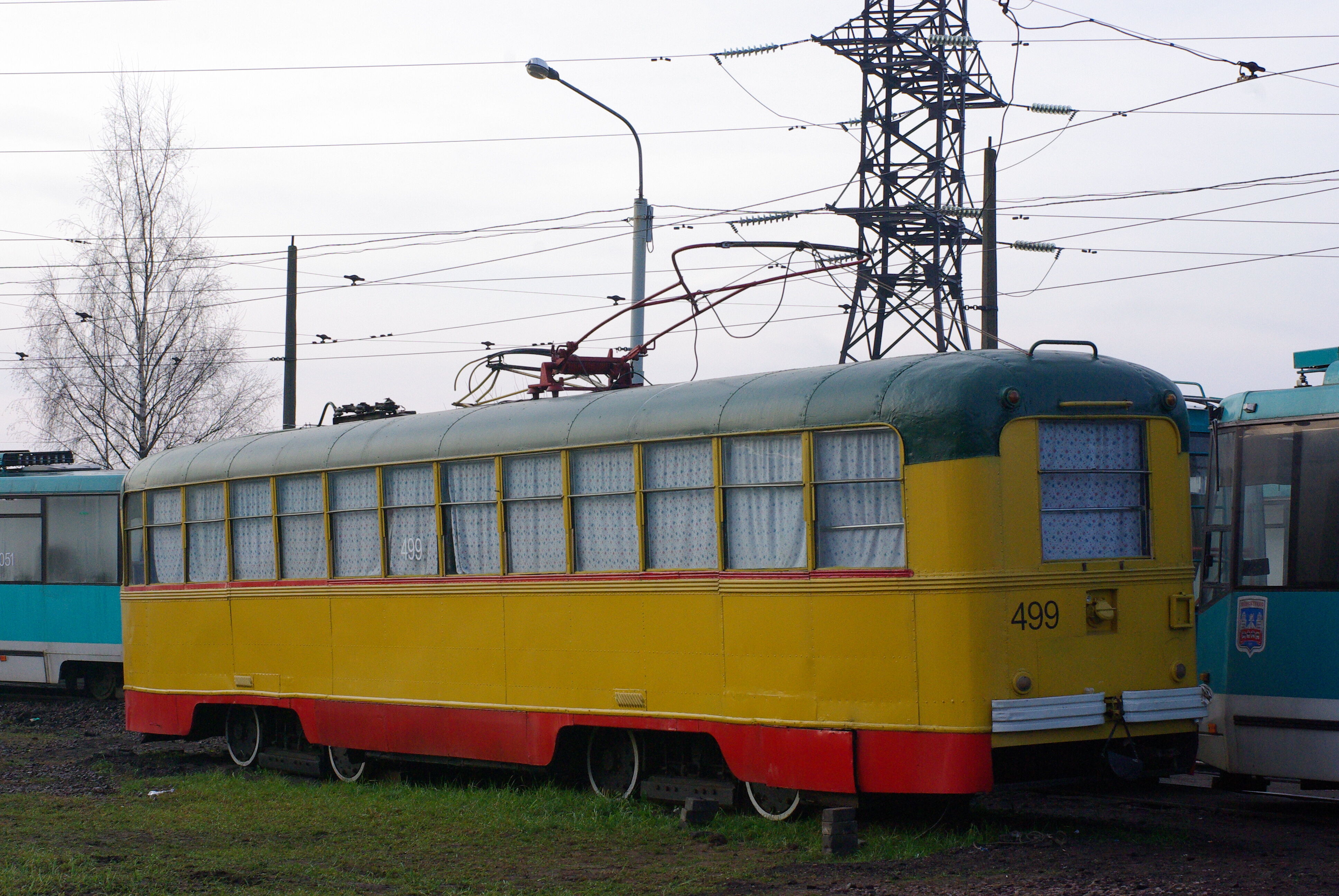 Трамвай РВЗ-6М2 499 стоит на земле как временное помещение на конечной станции