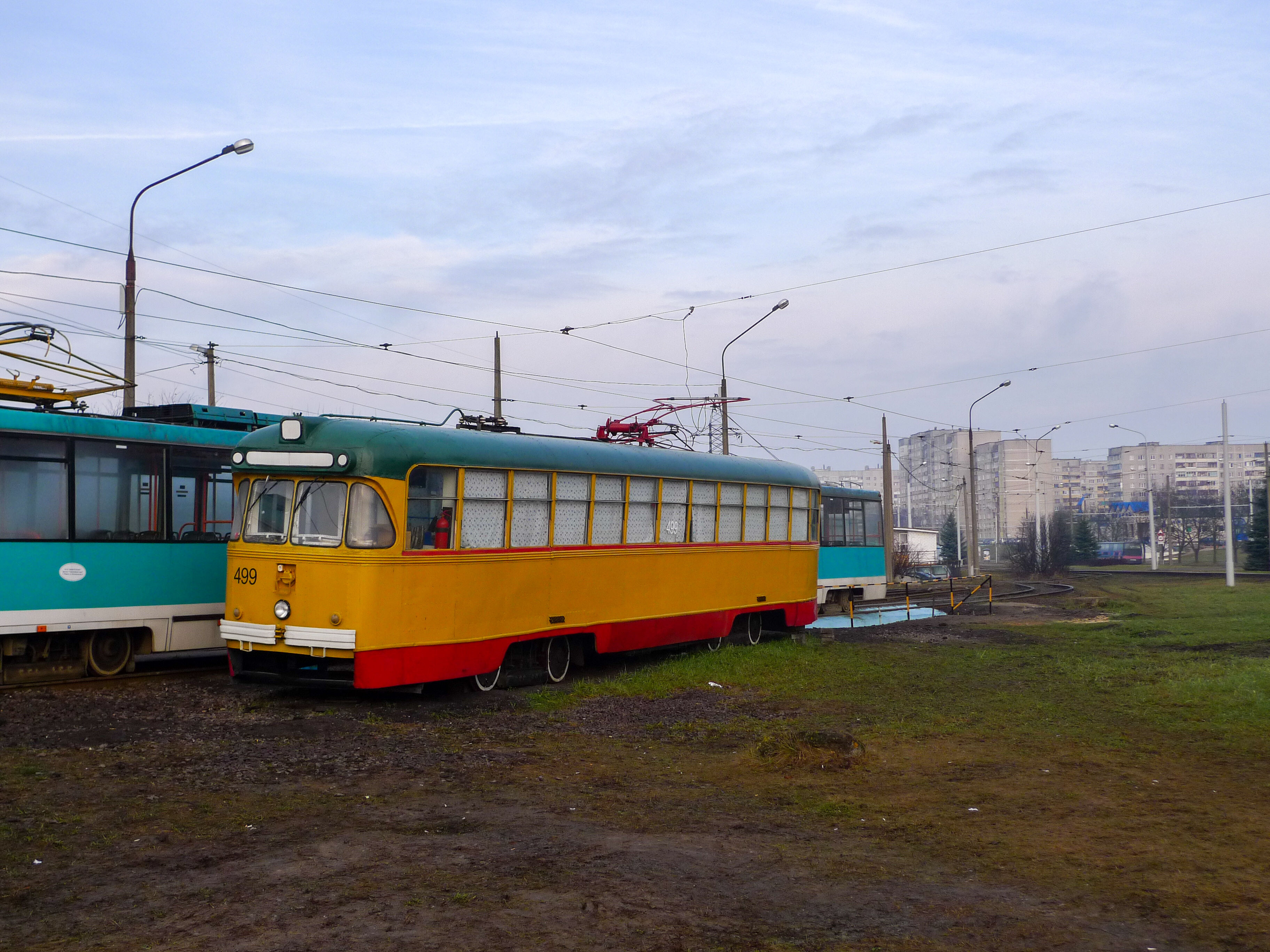 Трамвай РВЗ-6М2 499 стоит на земле как временное помещение на конечной станции