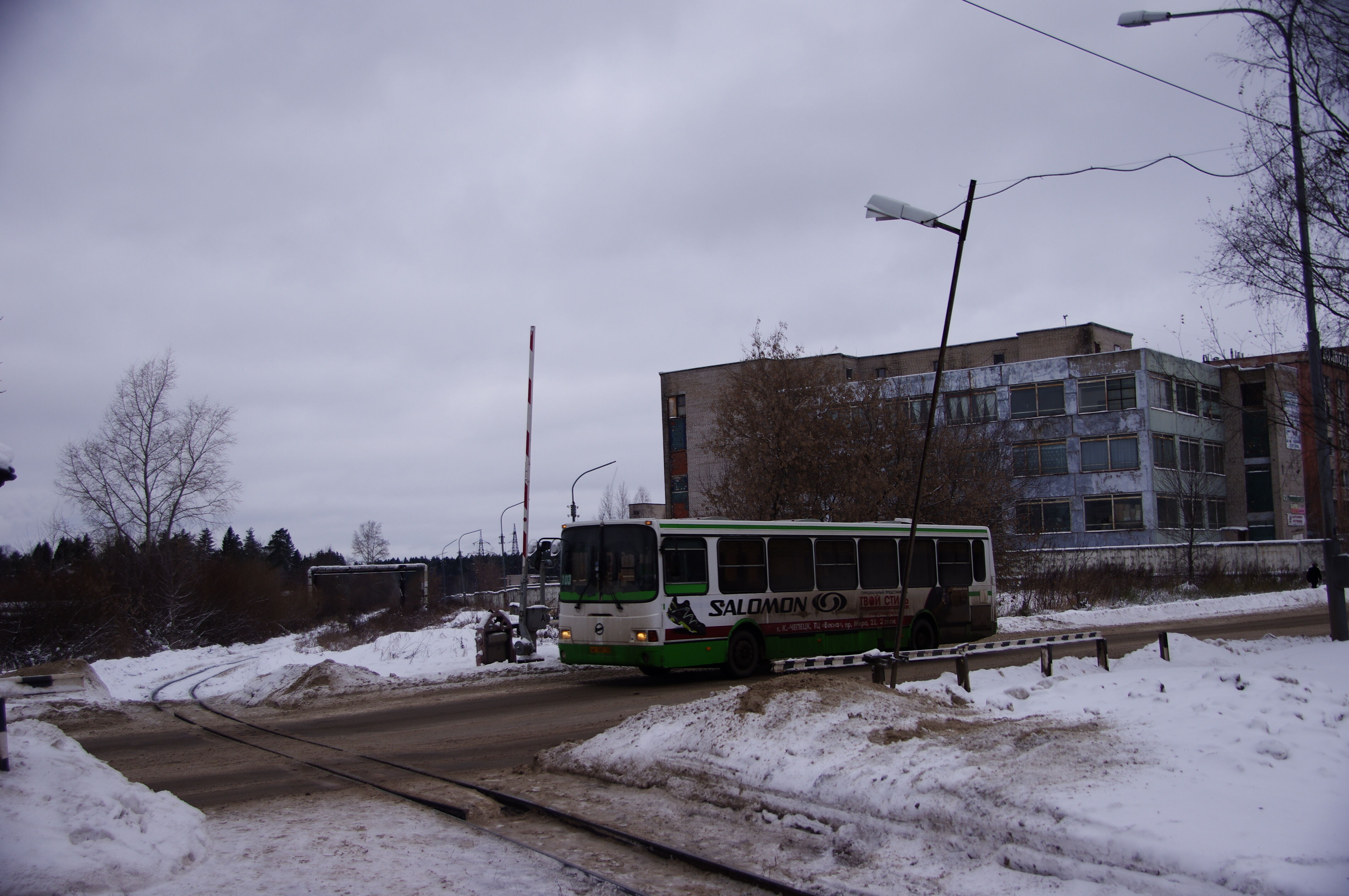 Городской автобус на переезде через линию Каринской УЖД, которая потом будет разобрана, вид на север