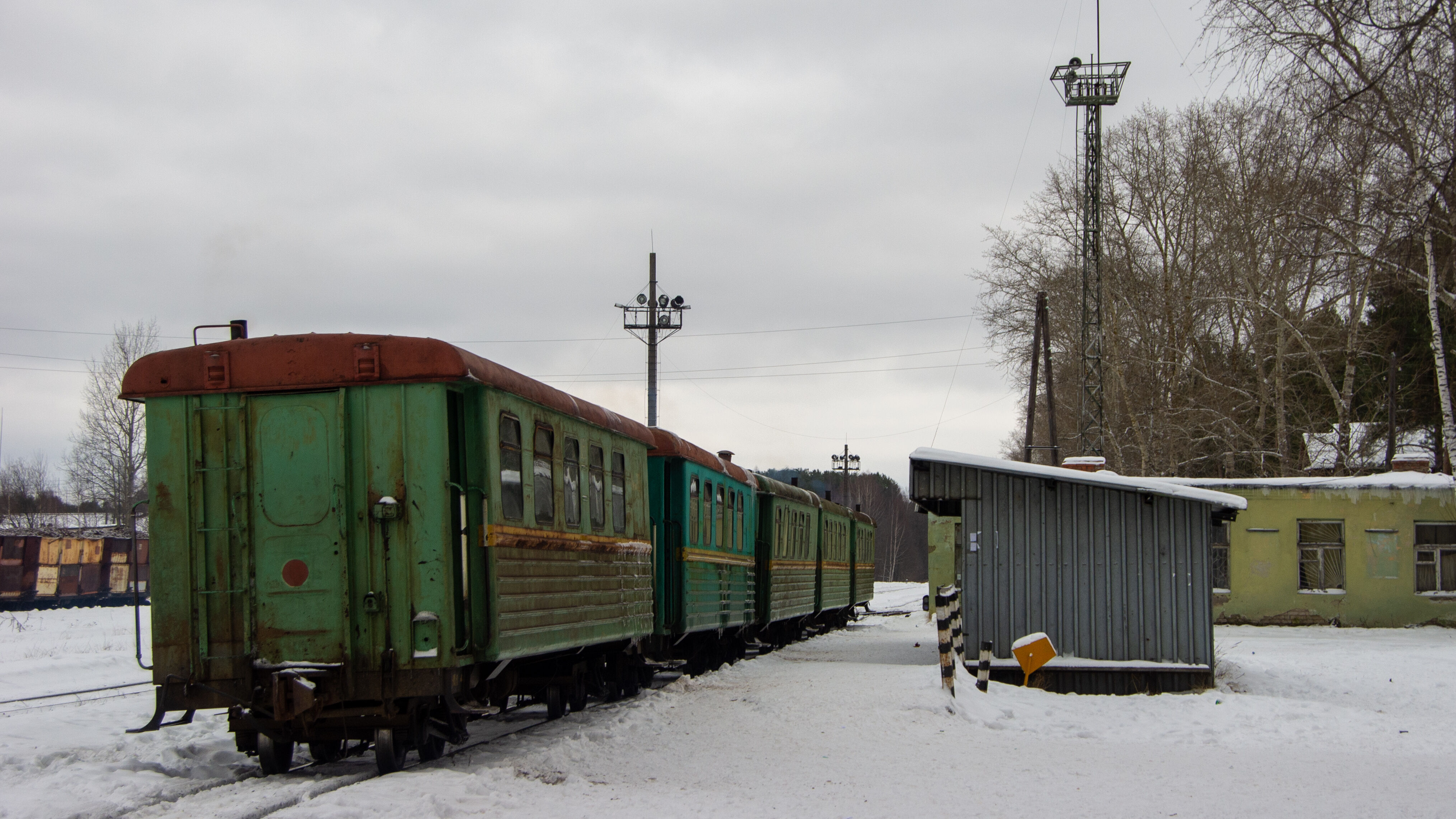 Вагоны пассажирского поезда стоят на станции