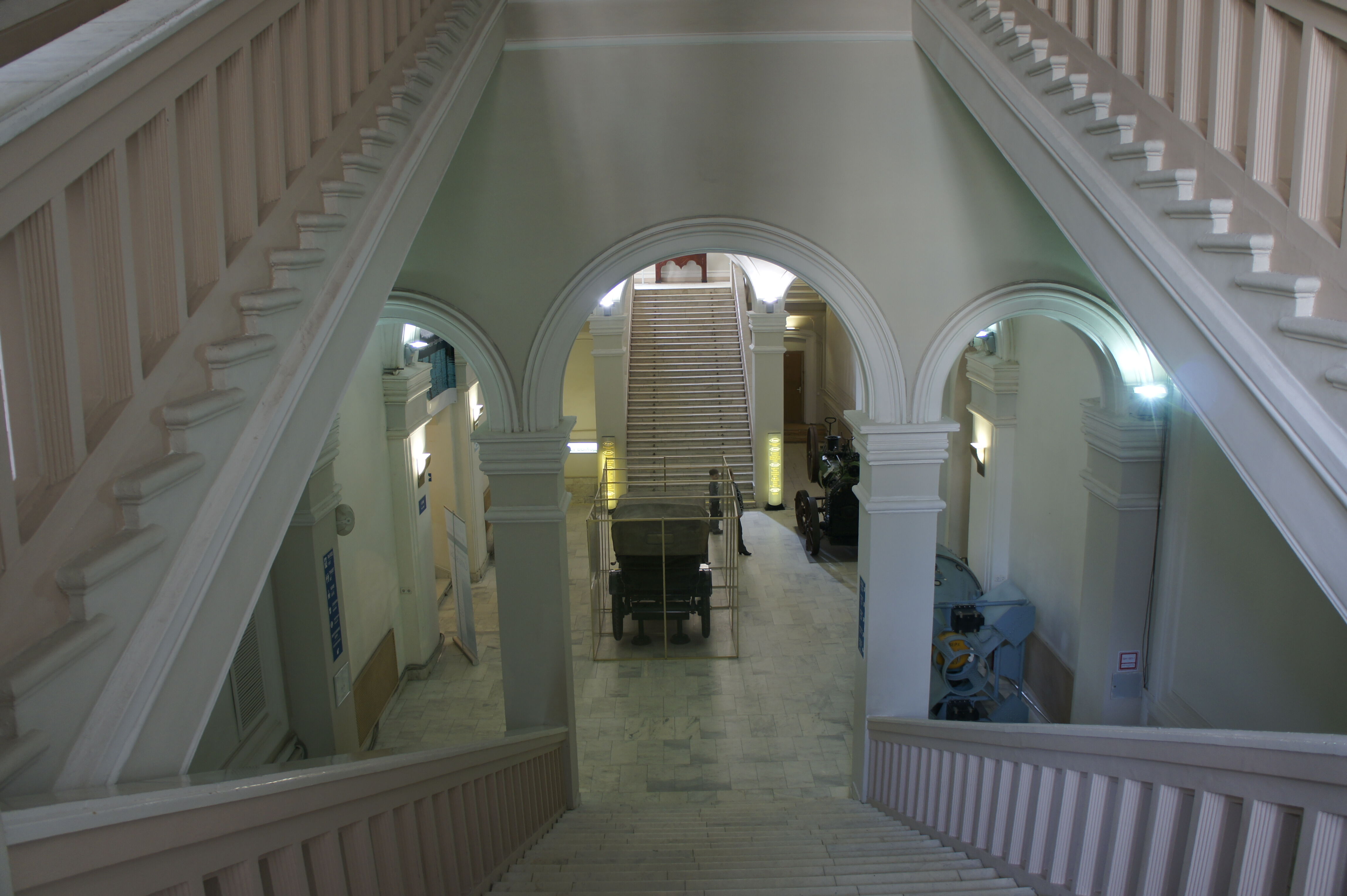 Интерьер здания, лестница
