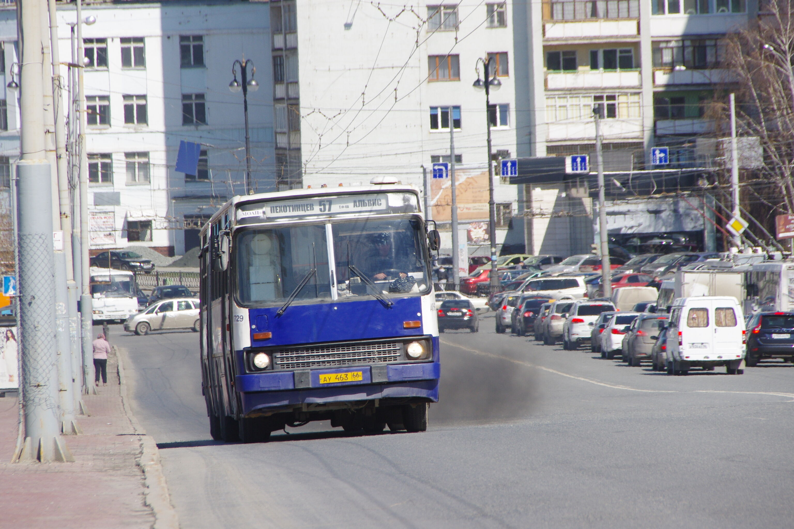 Автобус Ikarus 283.10 729 АУ463 66 57 маршрута на улице Карла Либкнехта едет источая выхлопные газы