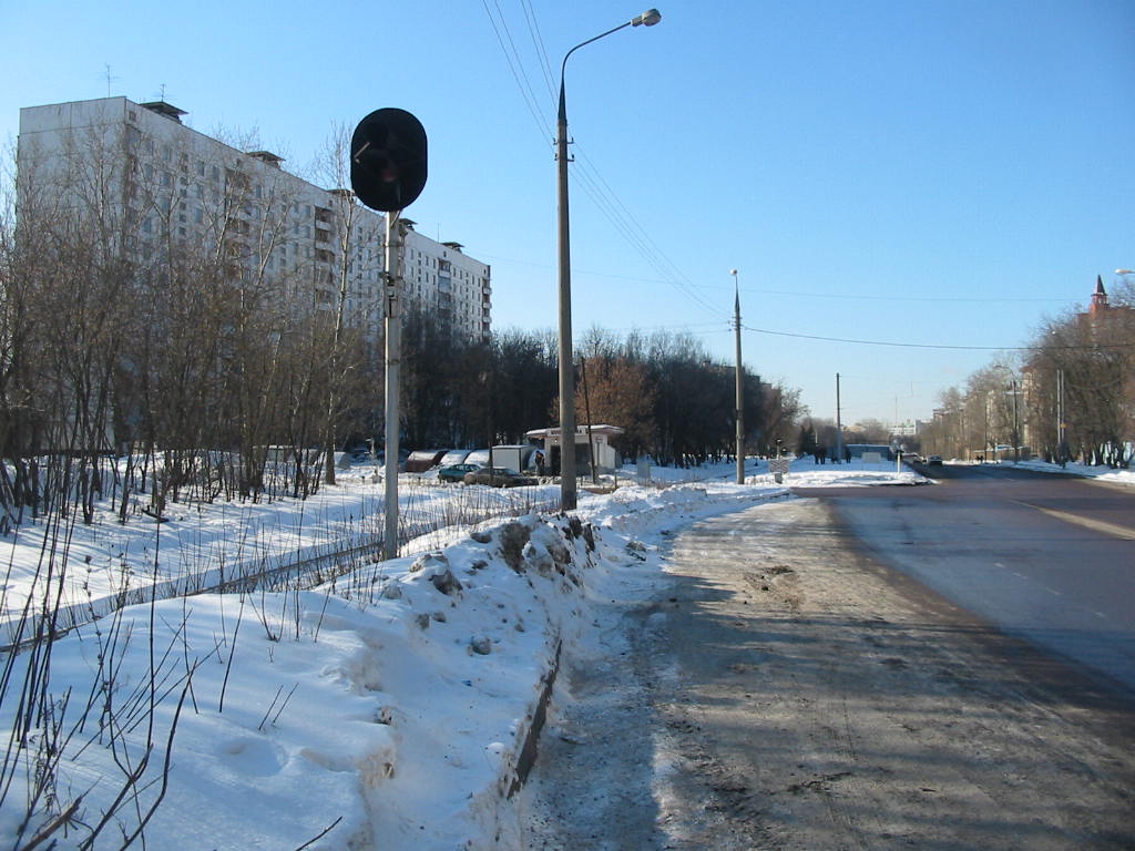 Подъездной путь на улице Берзарина, вид на запад