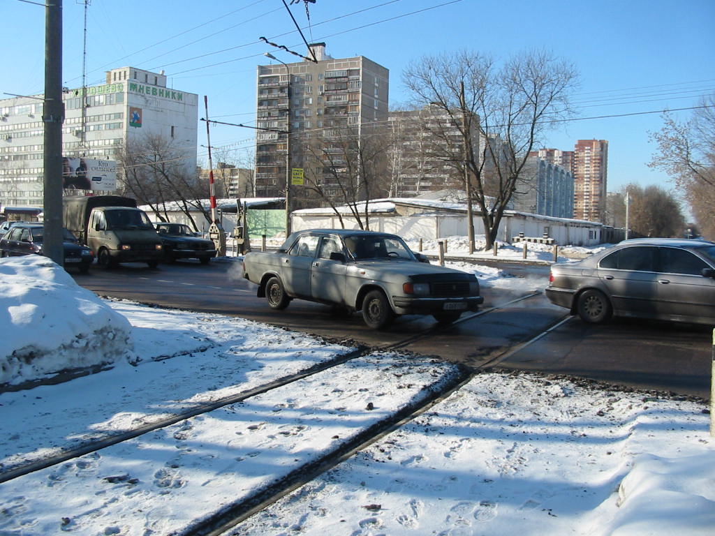 Подъездной путь на улице Берзарина, вид на запад