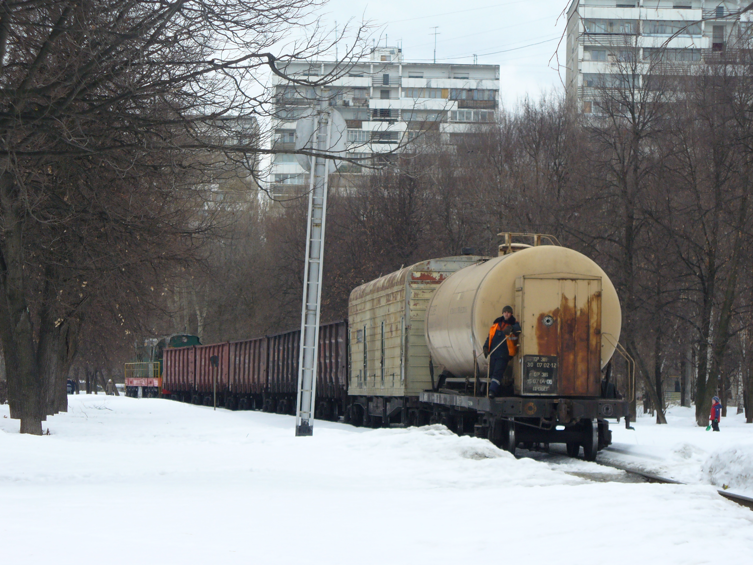 Поезд с тепловозом РЖД ЧМЭ3Э-5245, вид на восток