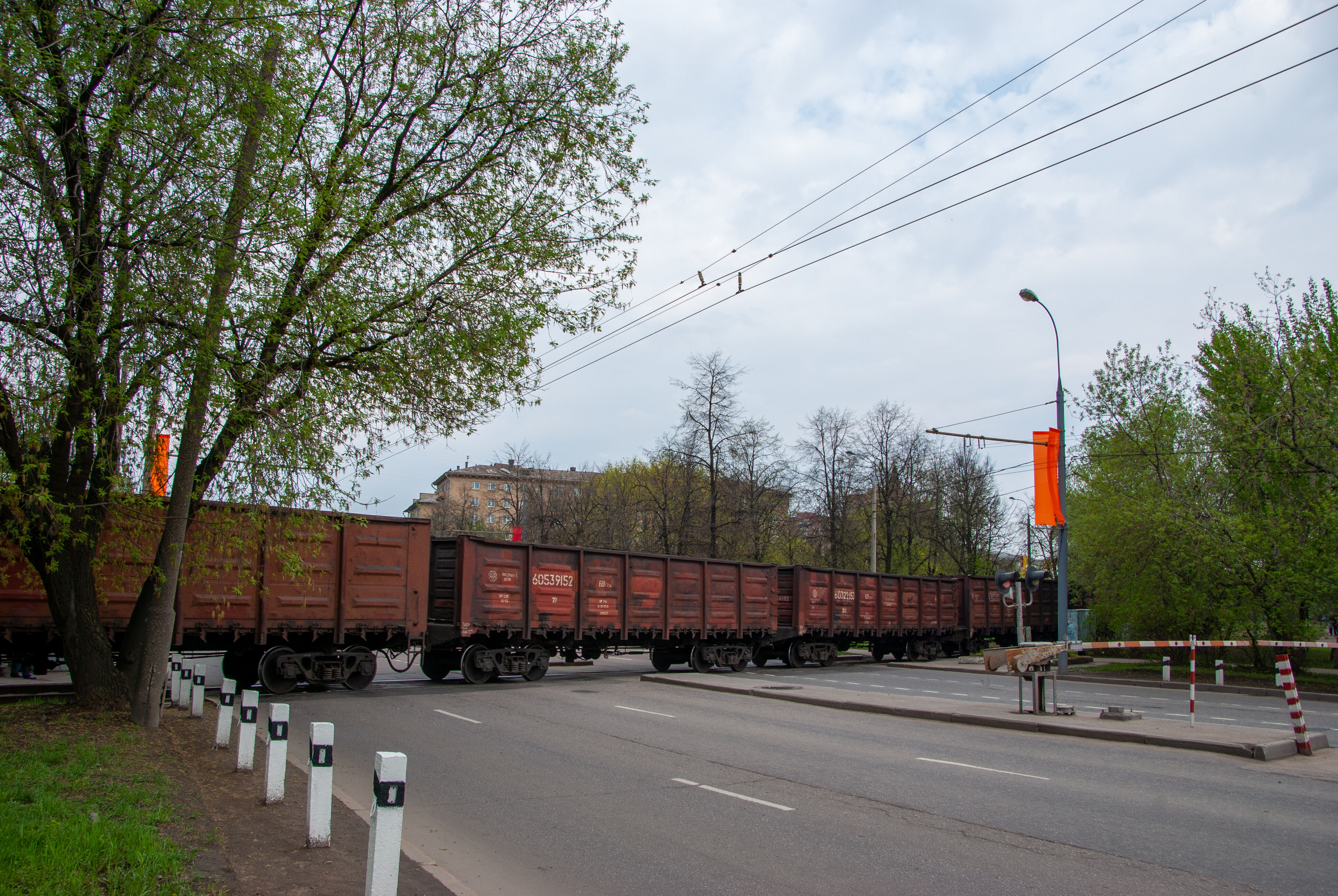 Поезд с тепловозом РЖД ЧМЭ3Э-4228, вид на восток