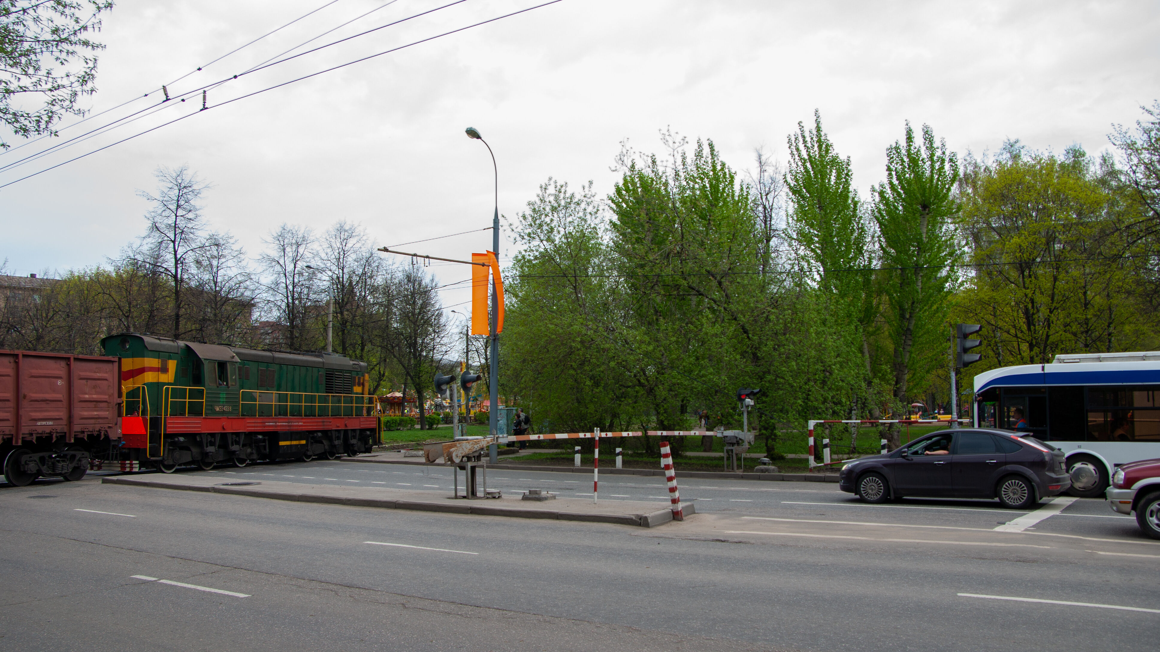 Поезд с тепловозом РЖД ЧМЭ3Э-4228