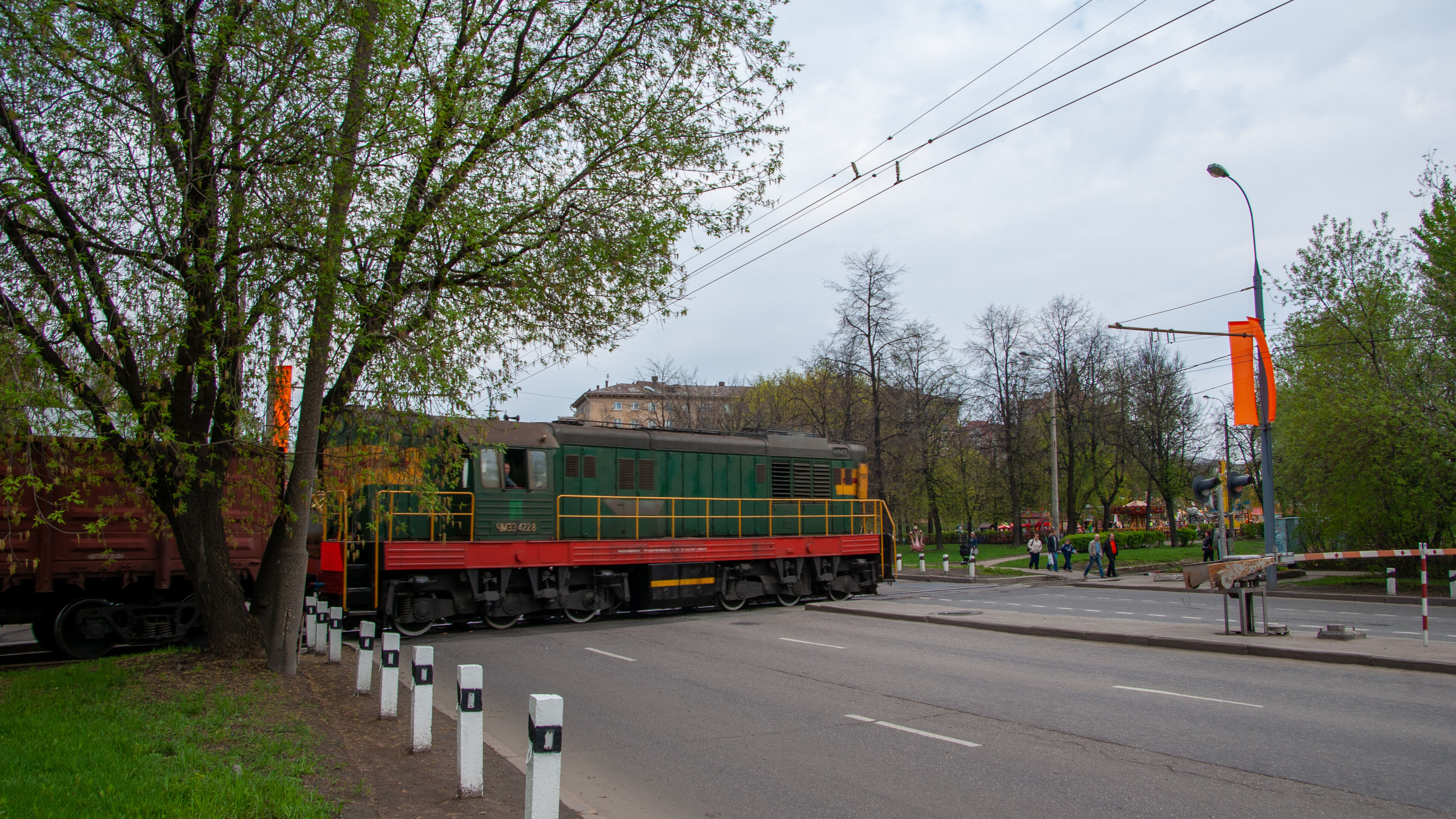 Поезд с тепловозом РЖД ЧМЭ3Э-4228, вид на северо-восток